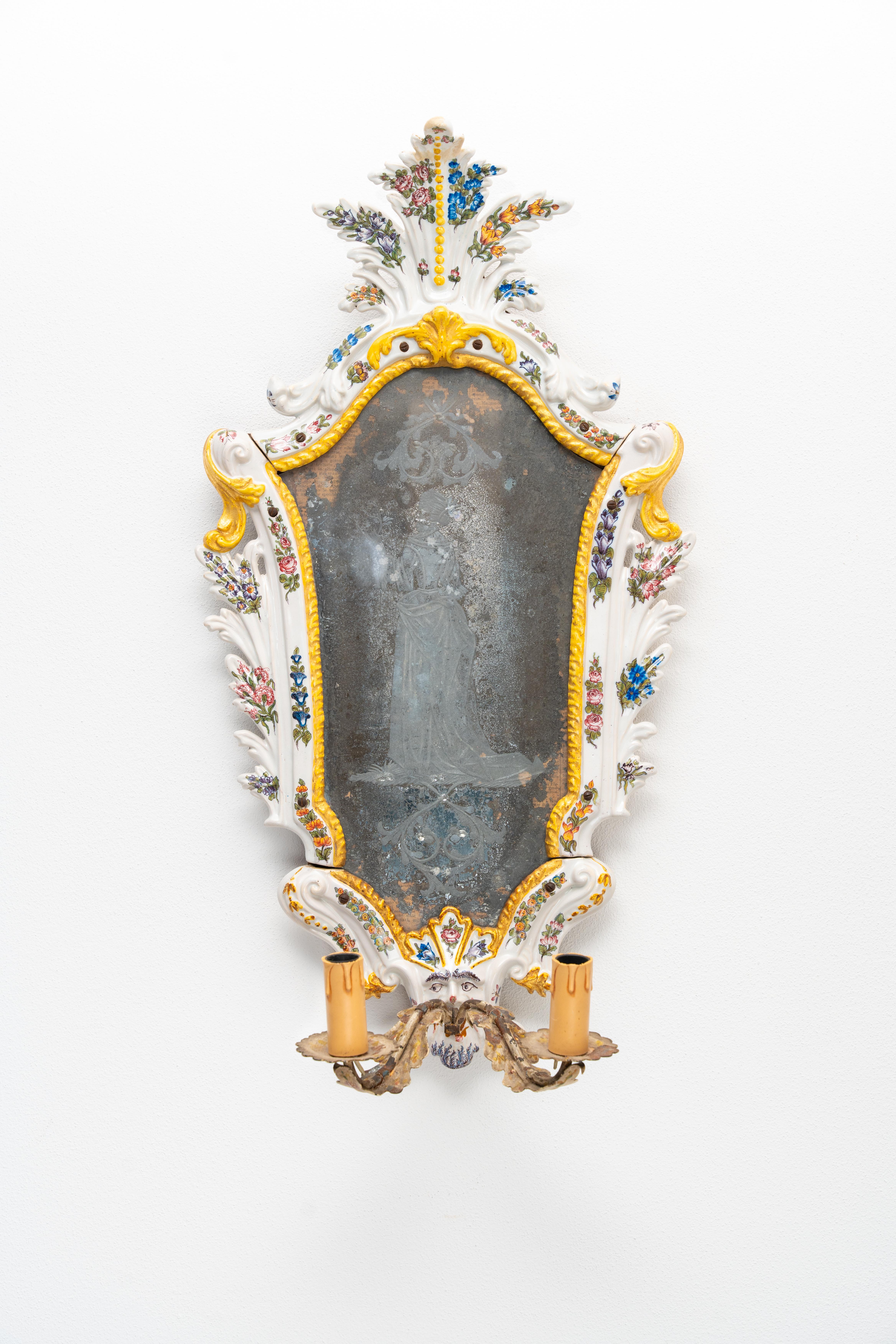 Coppia di specchierine veneziane in maiolica del Settecento in vendita 2
