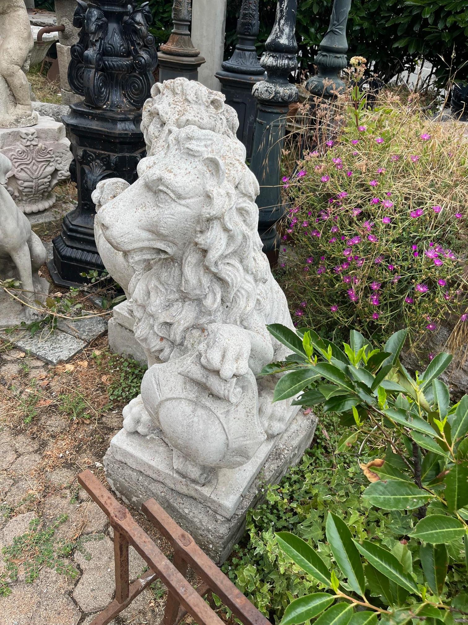 Coppia di statua di leoni con scudo, in cemento bianco, da esterno, italia Tallado en venta