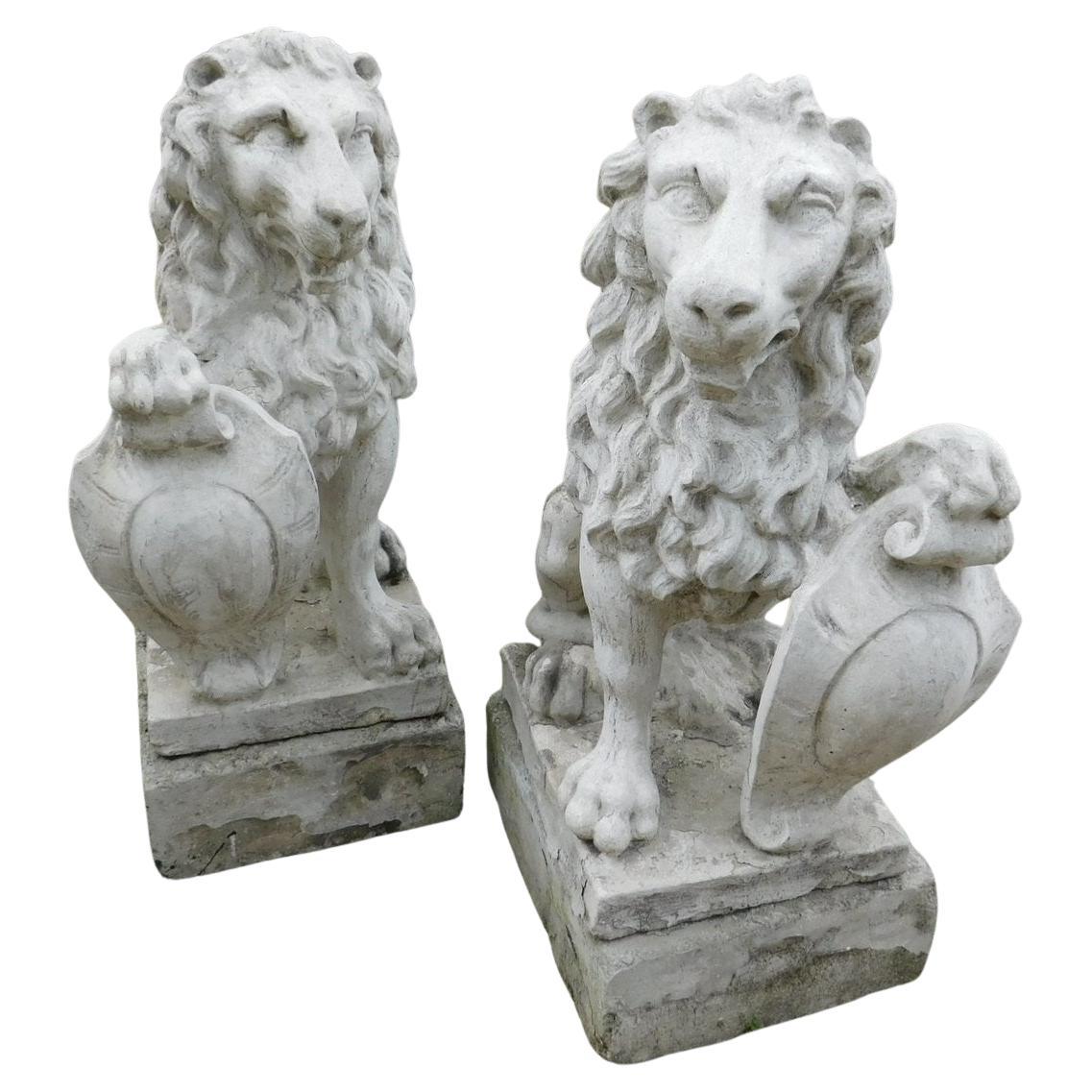 Coppia di statua di leoni con scudo, in cemento bianco, da esterno, italia en venta