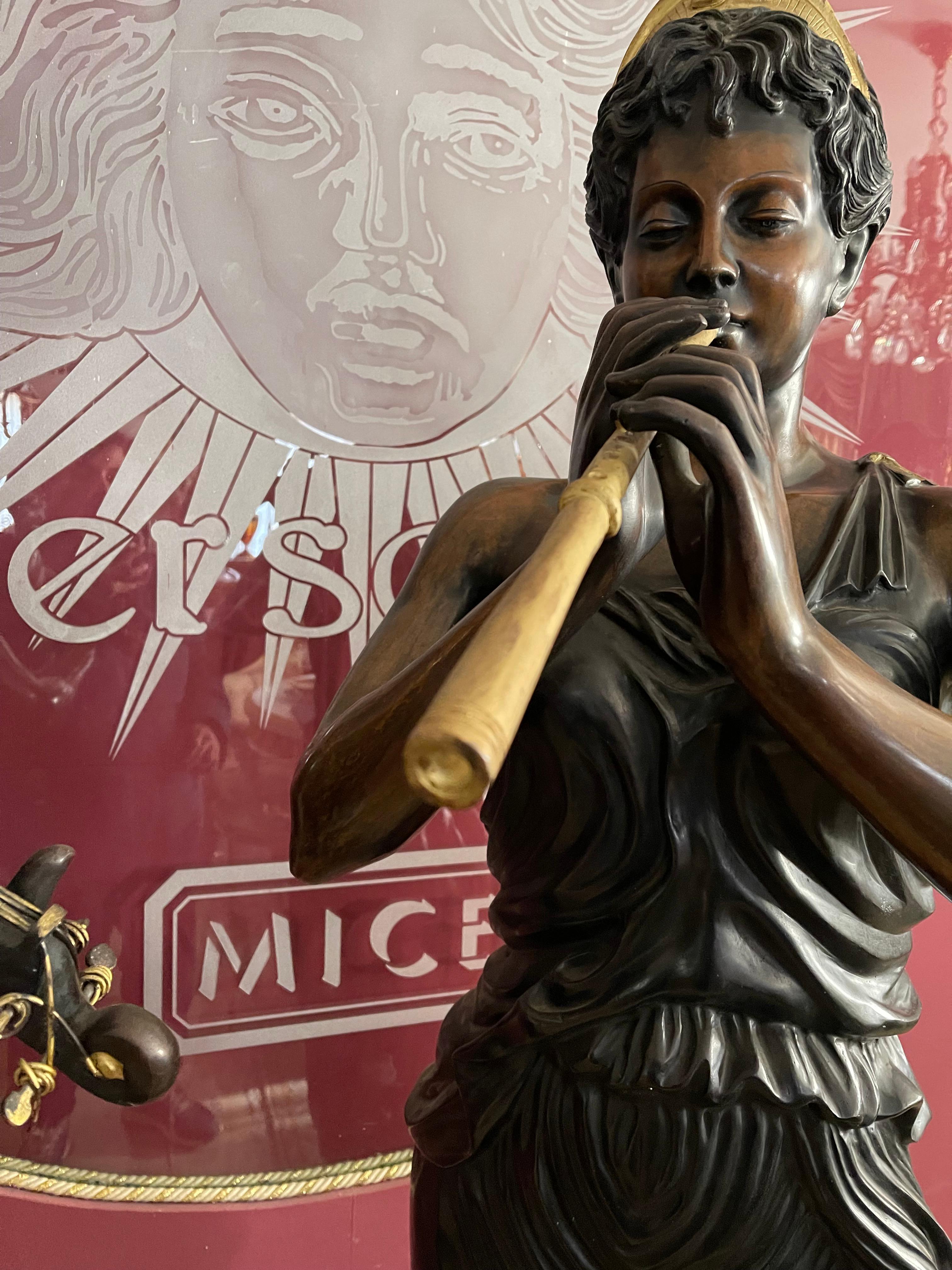 Coppia di Statue flute player and violinist in bronzo  For Sale 1