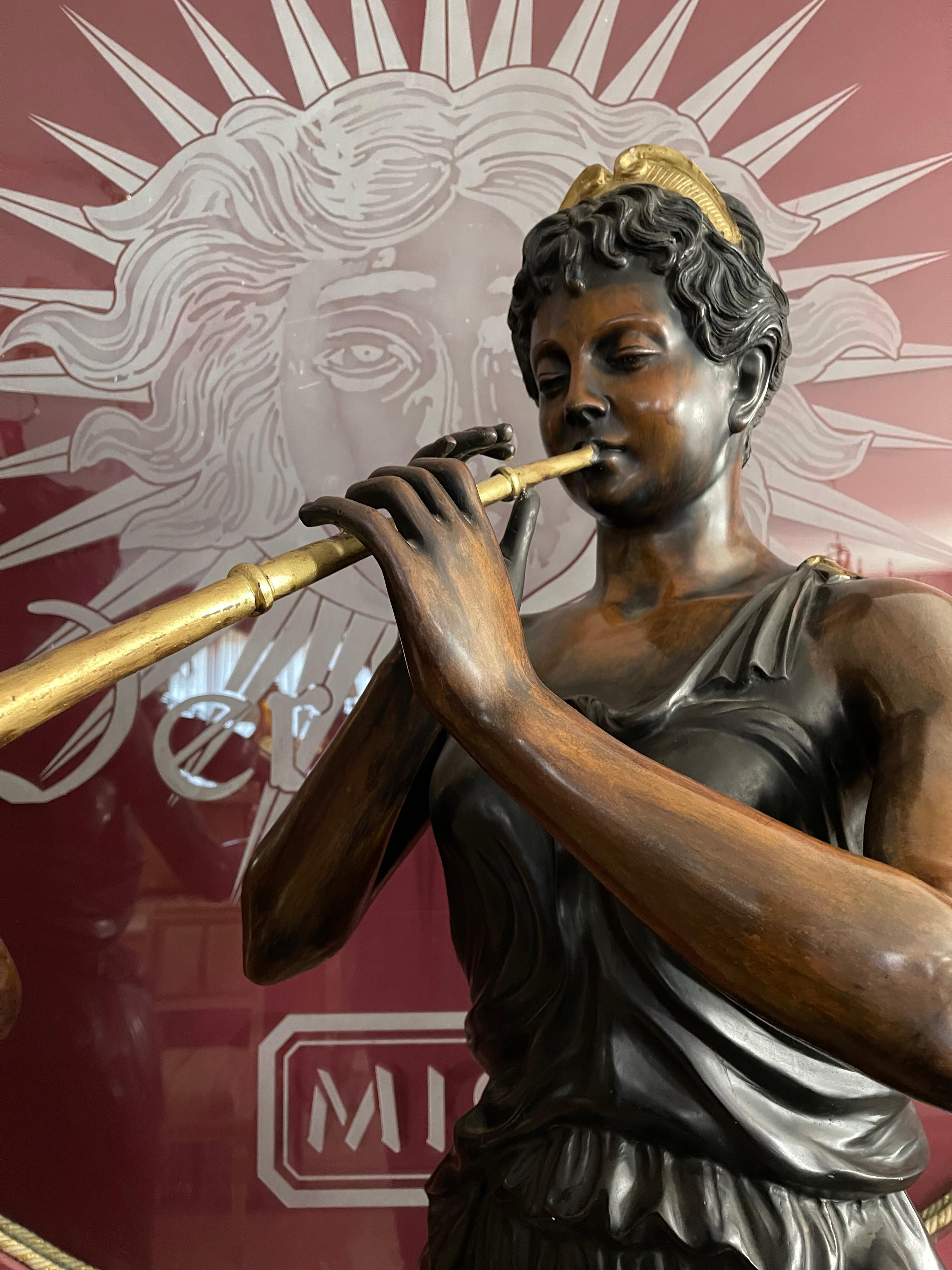 Gran pareja de estatuas de bronce de flautista y violinista de los años 60 Otro en venta