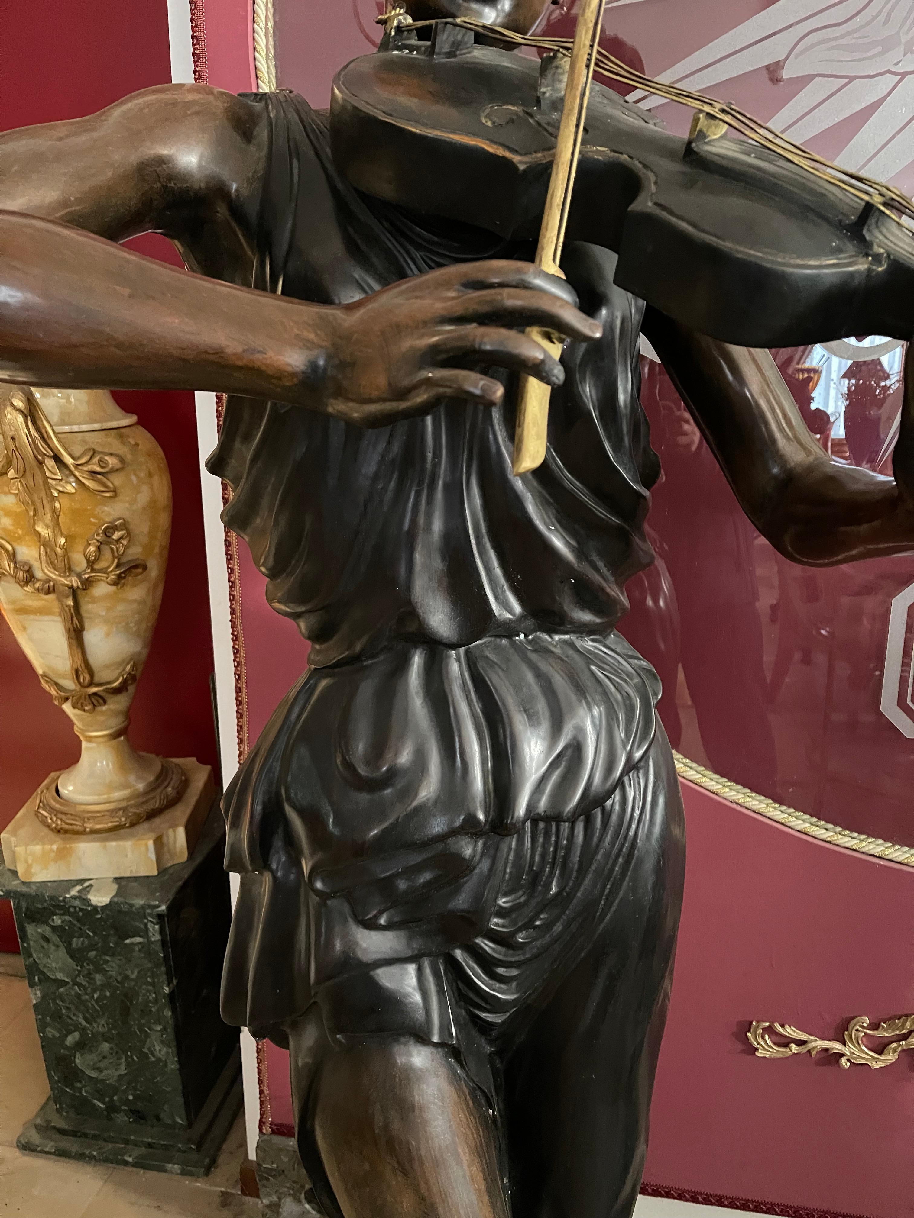 Coppia di Statue flute player and violinist in bronzo  In Good Condition For Sale In Cantù, IT
