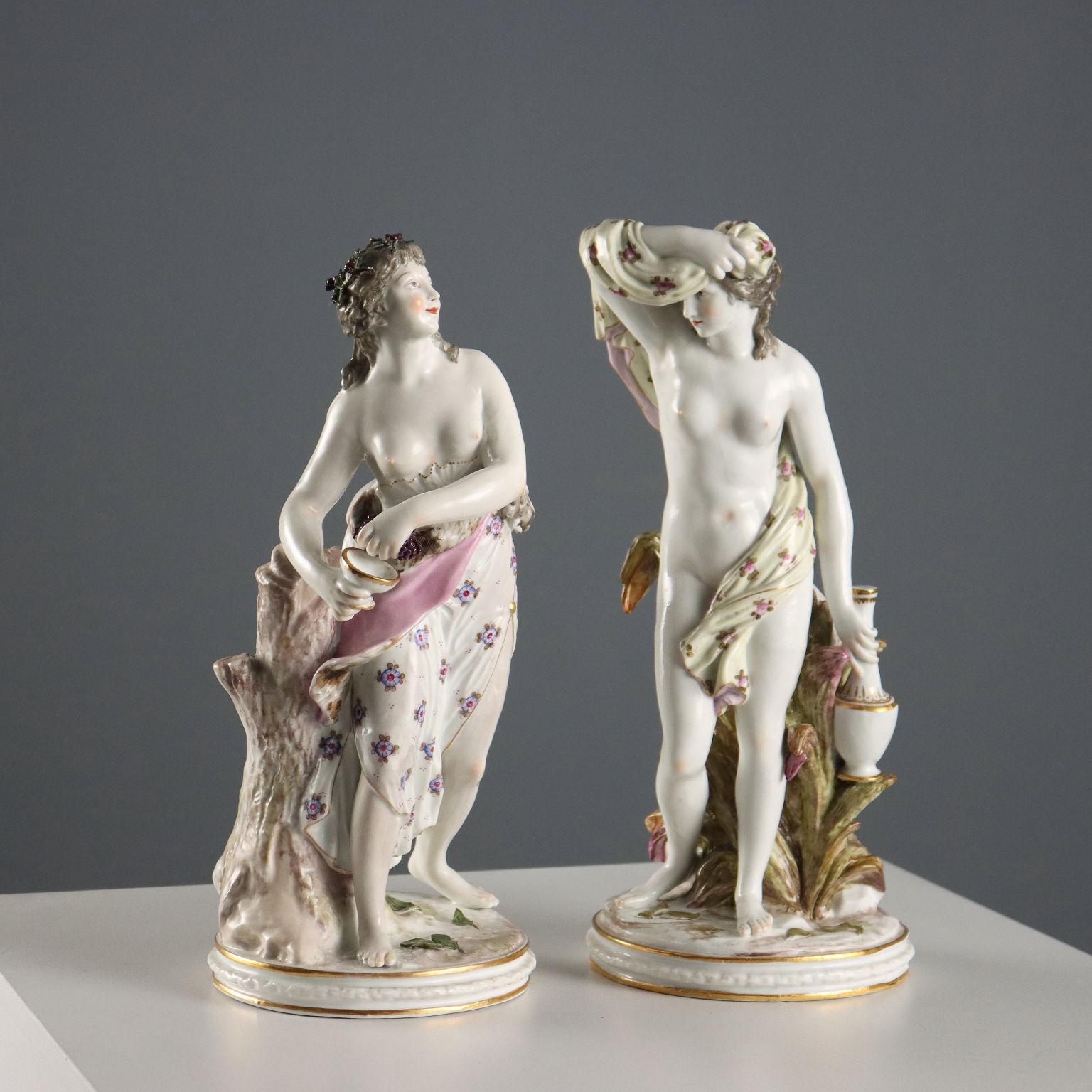 Coppia di sculture in porcellana policroma raffiguranti allegorie. Straordinaria la resa plastica dei corpi e delle vesti arricchiti da motivi decorativi eseguiti a mano, piccoli tocchi in oro zecchino soprattutto sui bordi dei basamenti e nei