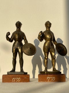 Paar Statuetten aus Messing und Metall mit Holzsockel mit der Darstellung von Rittern