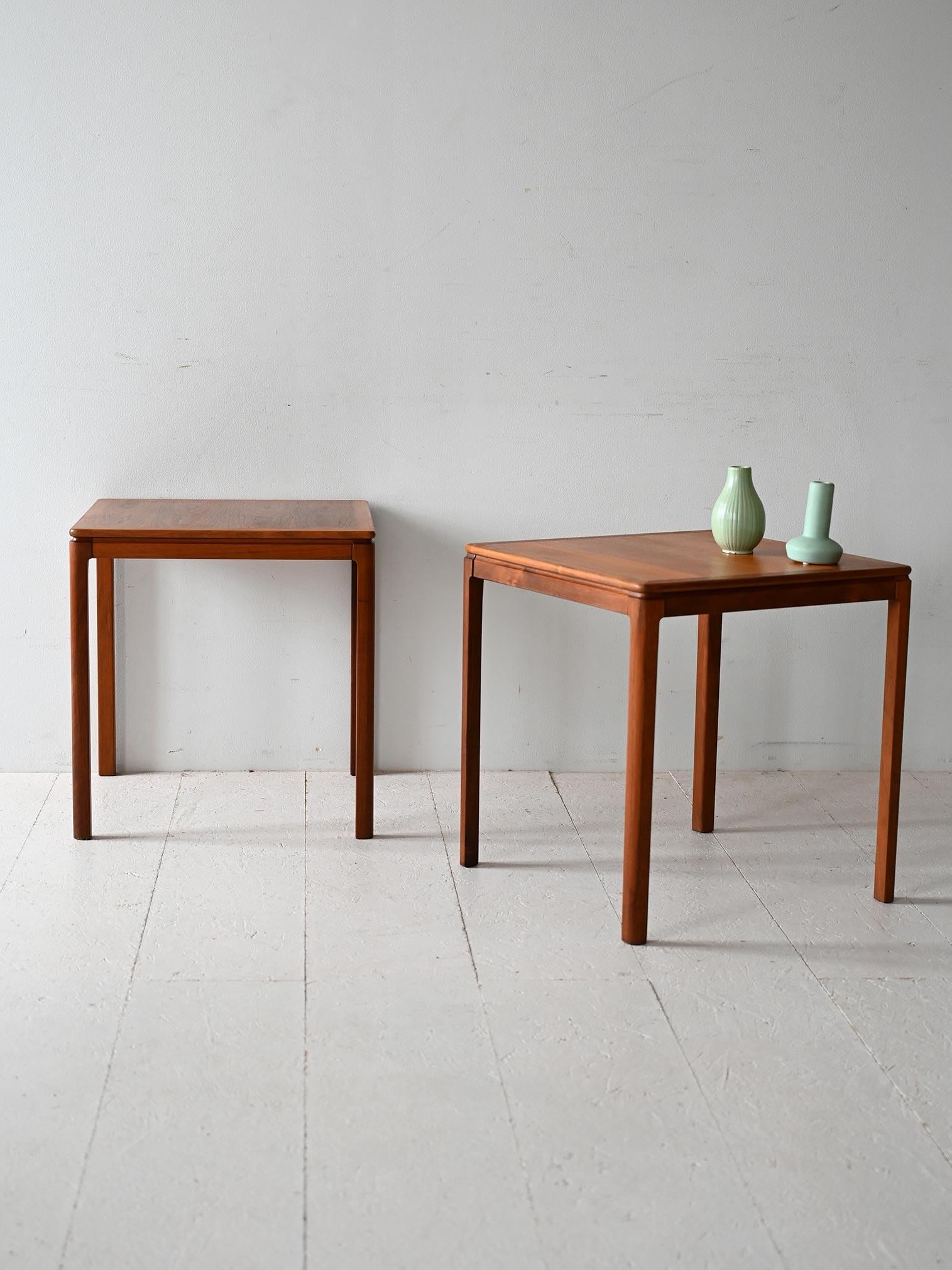 Paar skandinavische Couchtische Modell 'Florida' von Folke Ohlsson für Tingströms. Rahmen aus Nussbaumholz mit klaren Linien und raffinierten Details.

Skandinavische Vintage-Couchtische, entworfen von Folke Ohlsson für Tingströms in den 1950er