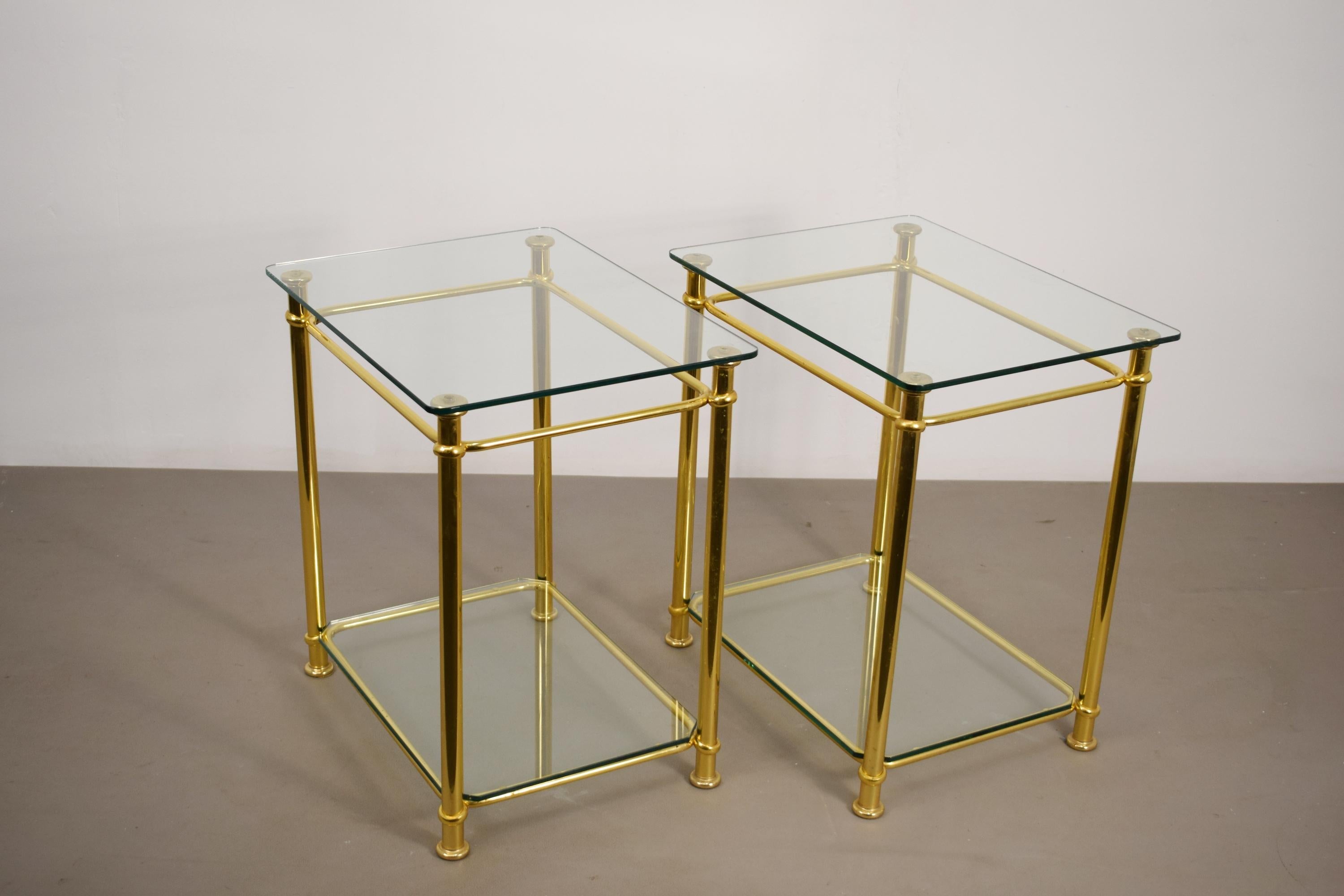 Paire de petites tables ou tables de chevet en laiton et verre, production italienne vers les années 1970.
Elles peuvent avoir deux fonctions : elles peuvent être placées dans un salon comme tables d'appoint ou être utilisées comme tables de chevet