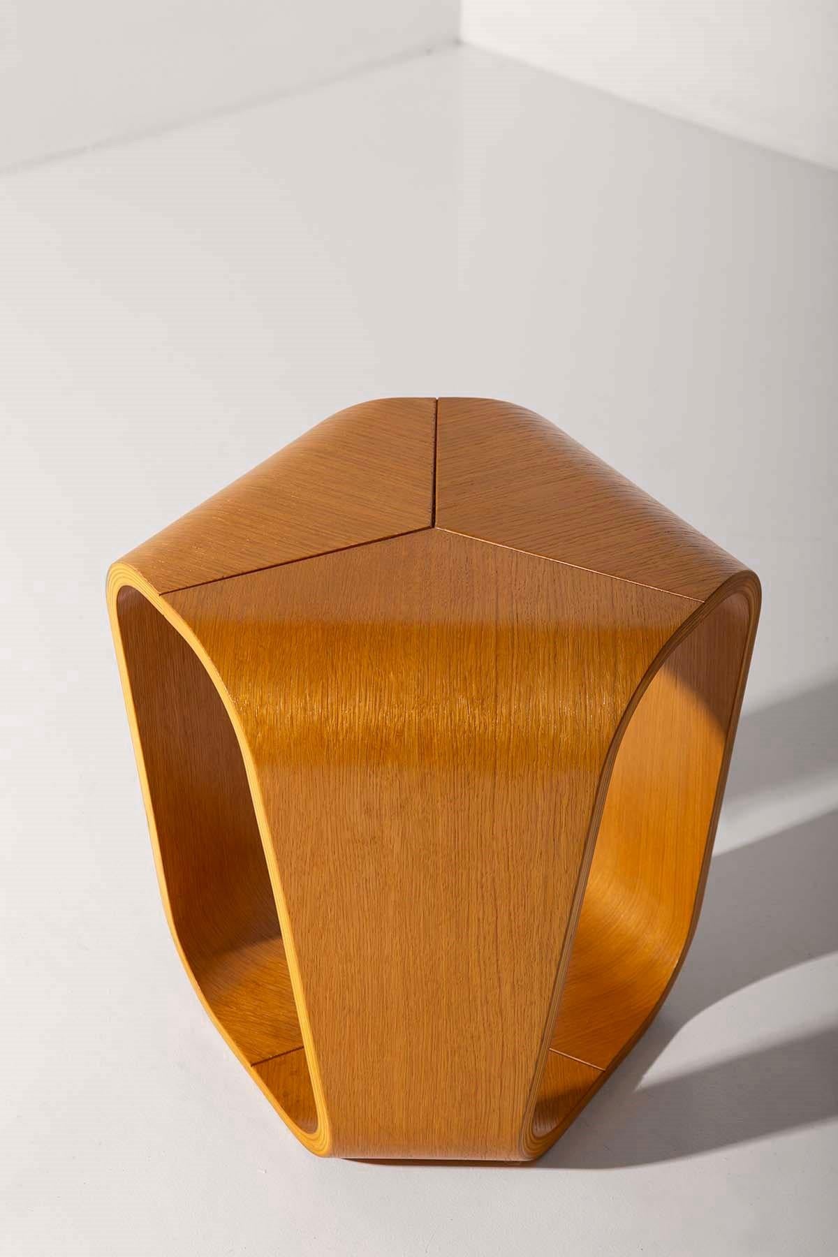 Table basse Infinity conçue par Enrico Cesana pour Busnelli en contreplaqué de chêne courbé.
Le design de cette table basse rappelle le goût des années 1970 et fait écho au design de l'ère spatiale. 
Parfait pour tout espace de vie ou chambre à