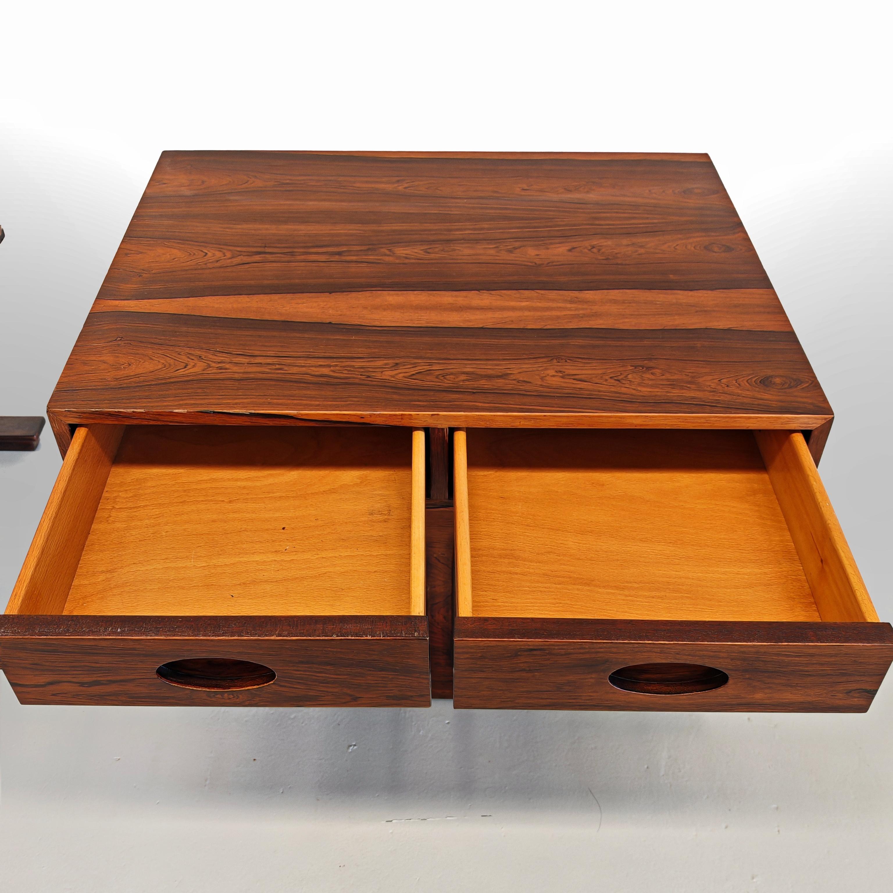 coppia di tavolini o comodini in legno di Gianfranco Frattini per Bernini anni 60 in vendita 3