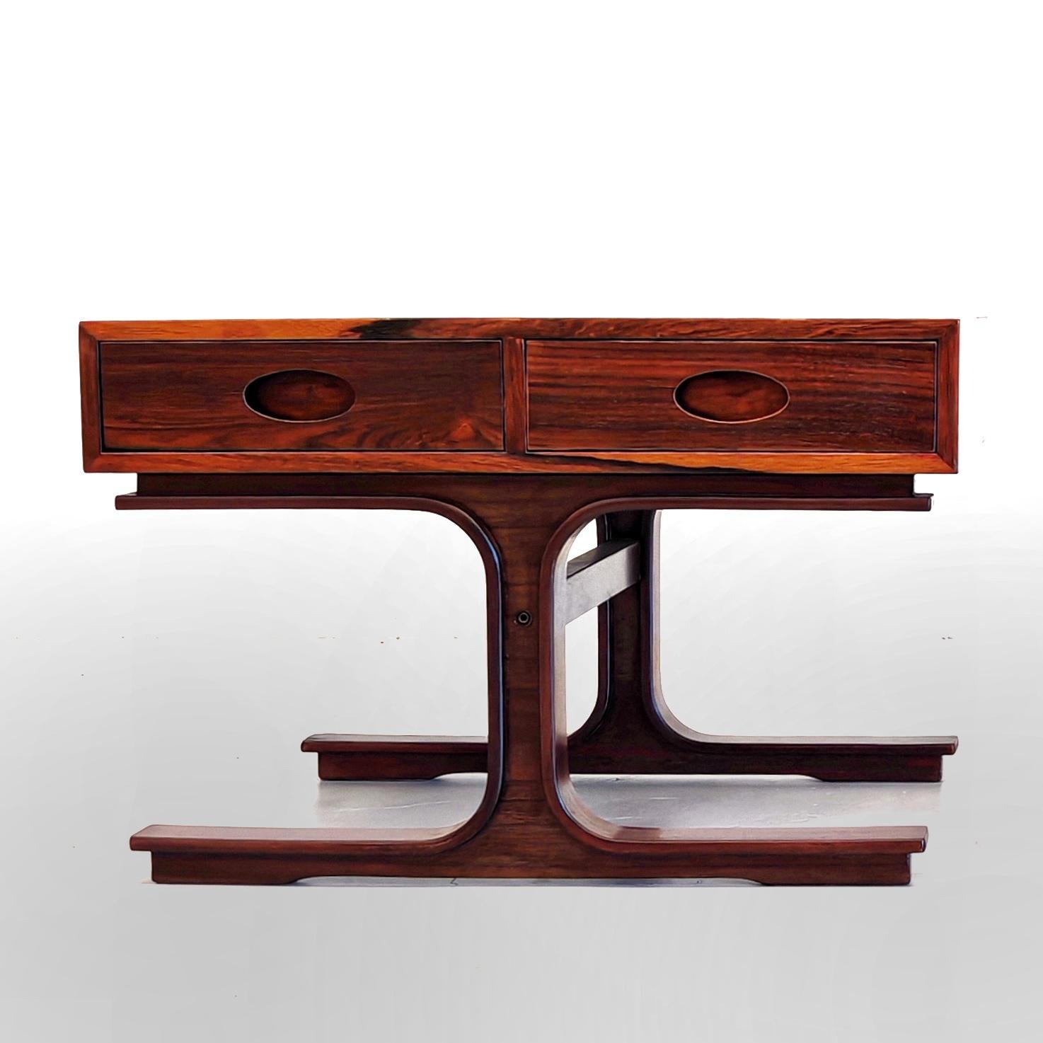 Coppia Comodini modello 554 disegnata negli anni 50 da Gianfranco Frattini per Bernini. I comodini sono in legno esotico con particolari colori e venature fiammate 

Condizioni: i comodini che si presentano sono stati oggetto di totale ripulitura e