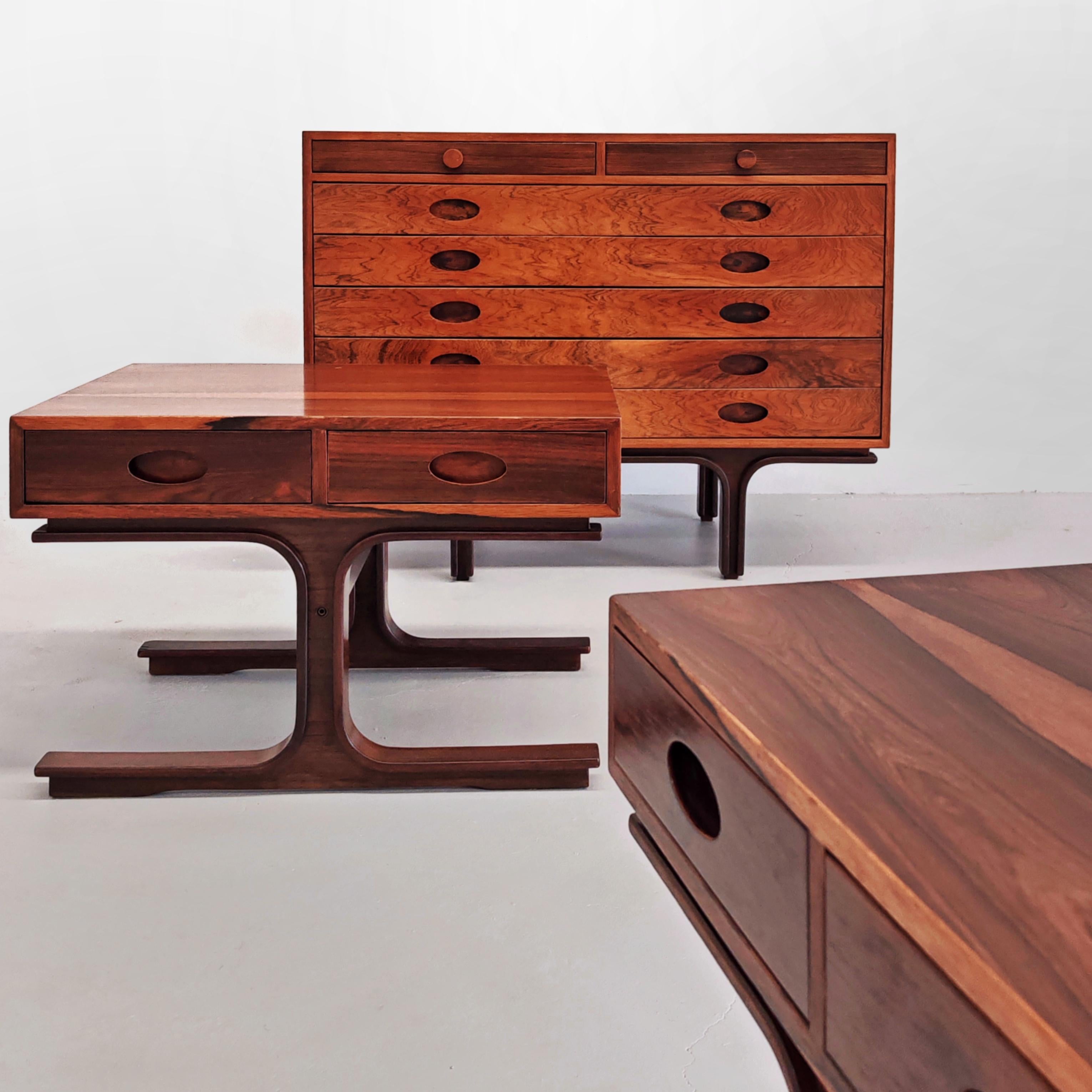 Mid-Century moderno coppia di tavolini o comodini in legno di Gianfranco Frattini per Bernini anni 60 in vendita