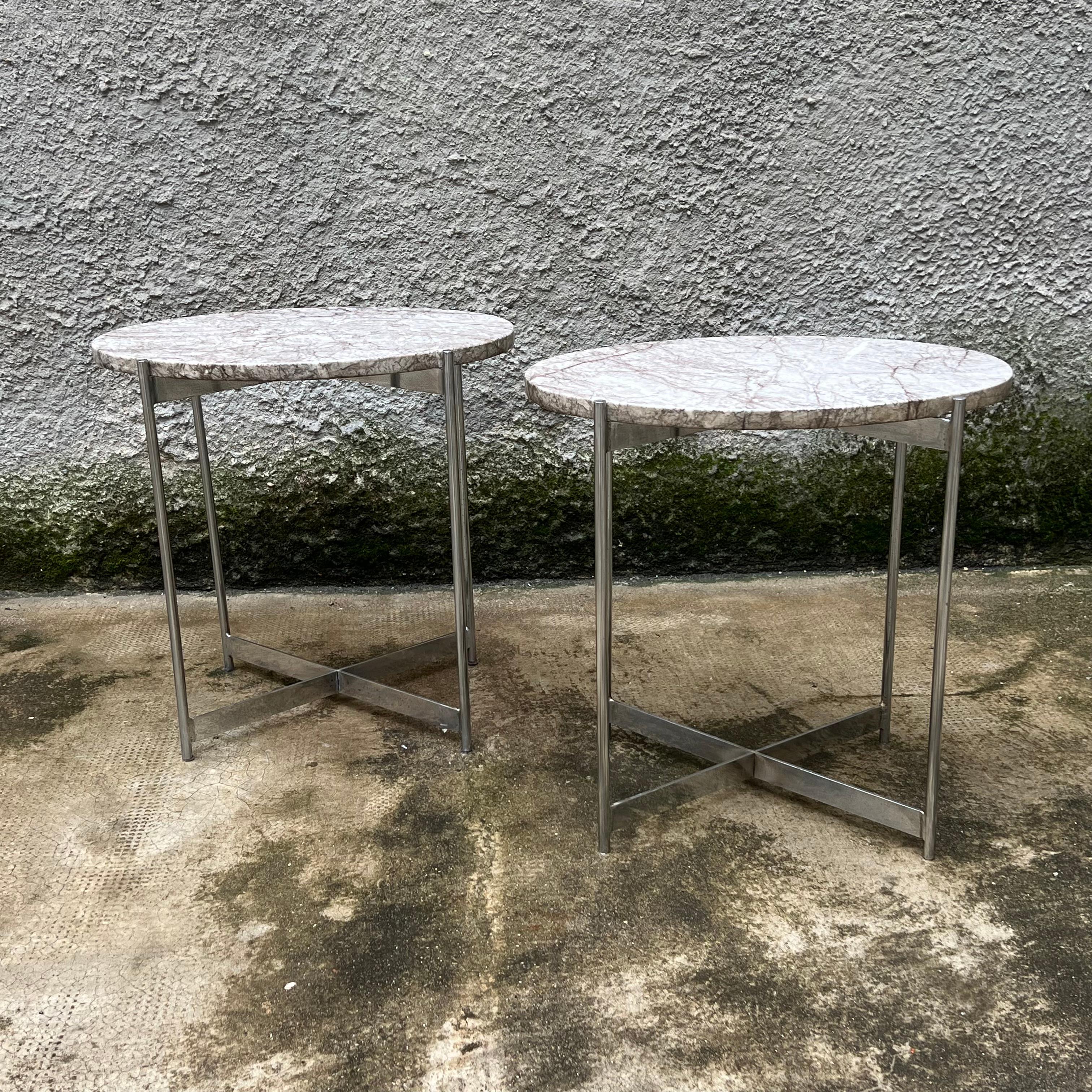 Paire de tables d'appoint sophistiquées et raffinées de style moderniste.
Cet élégant ensemble de tables basses minimalistes évoque l'essence du design italien des années 1950 et 1960. Fabriquées en acier chromé de haute qualité et dotées de