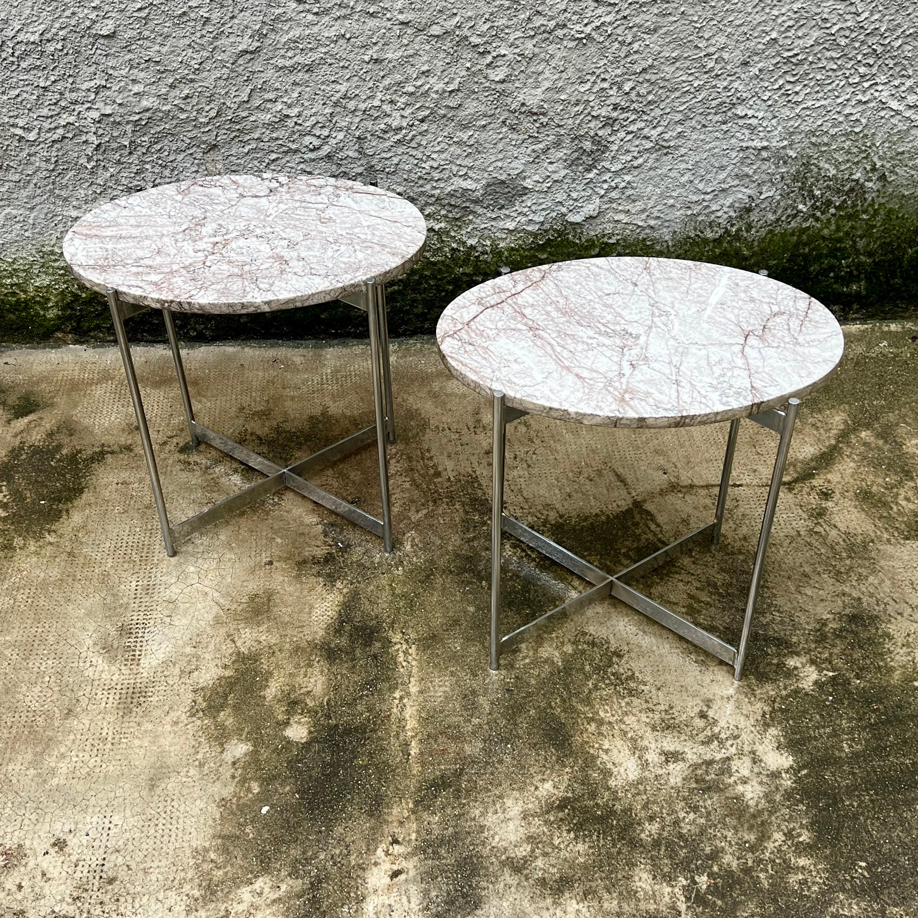 Mid-Century Modern Paire de tables basses ovales - Acier chromé et marbre - Italie - années 1960 en vente
