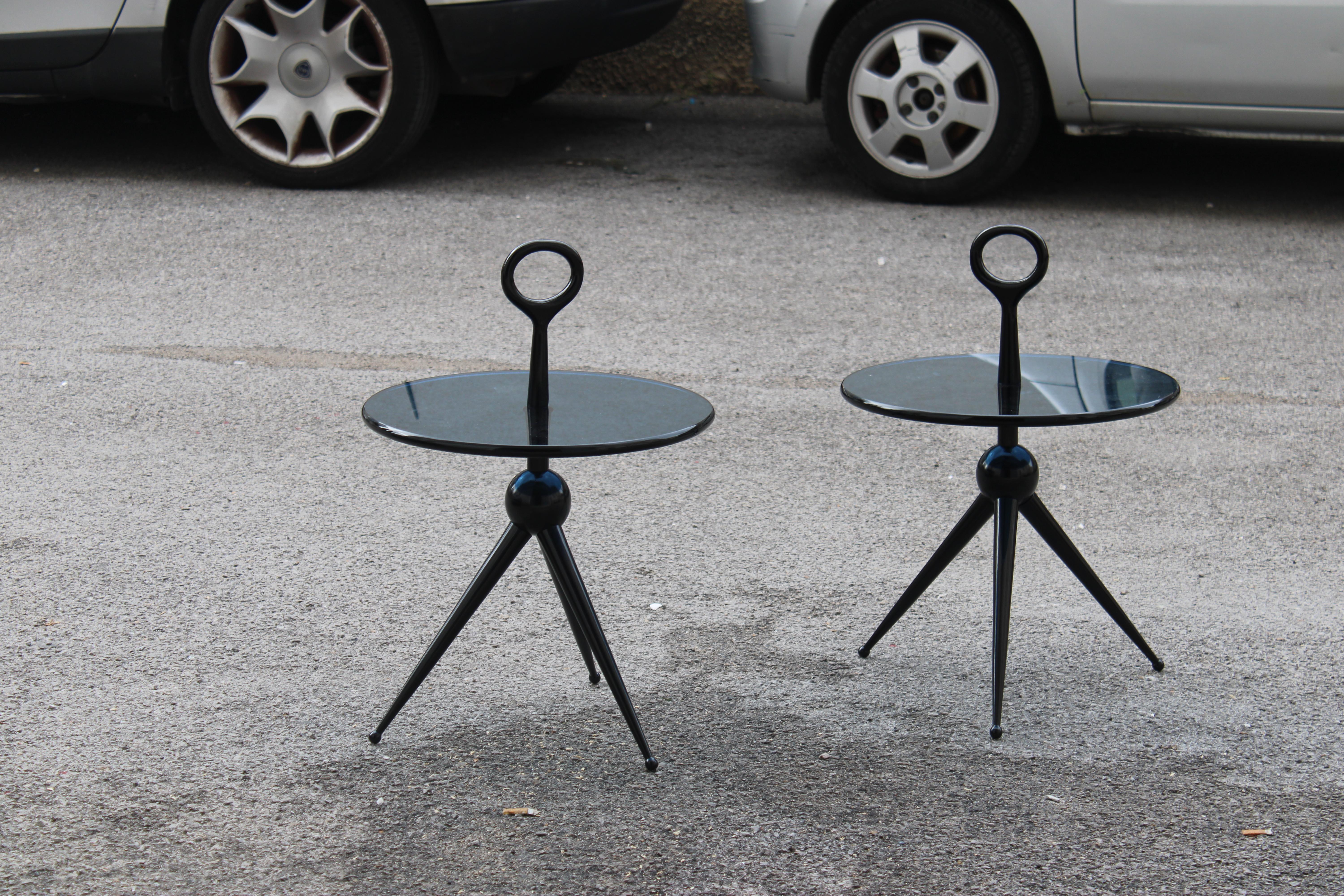 La collection d'élégants meubles de salle de bain en cuir, tinta nera et cristallo circolare blu , maniglia inella parte superiore in legno .