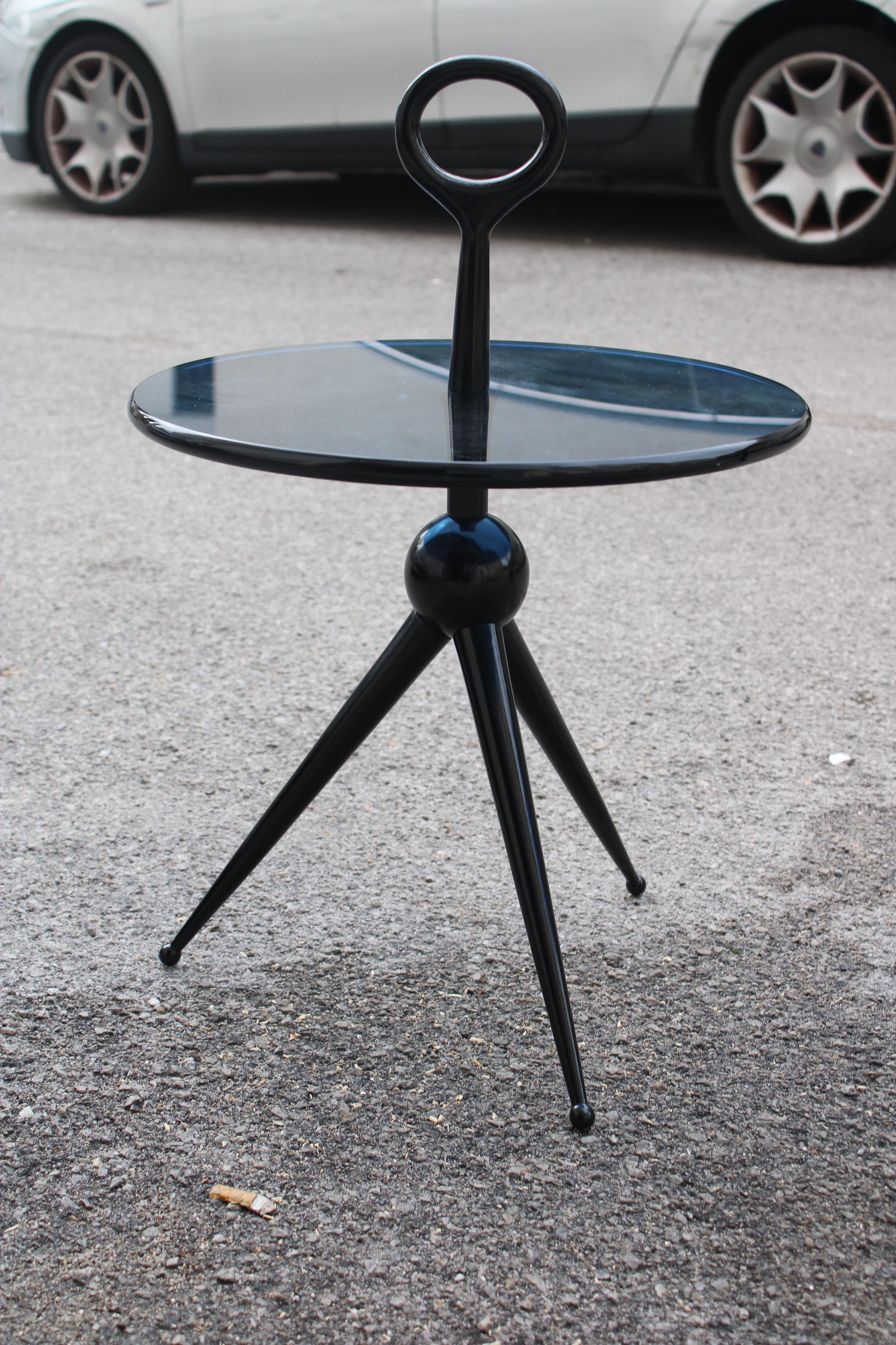 Coppia di Tavolini Rotondi Cesare Lacca 1950 in legno e cristallo Blu en vente 1