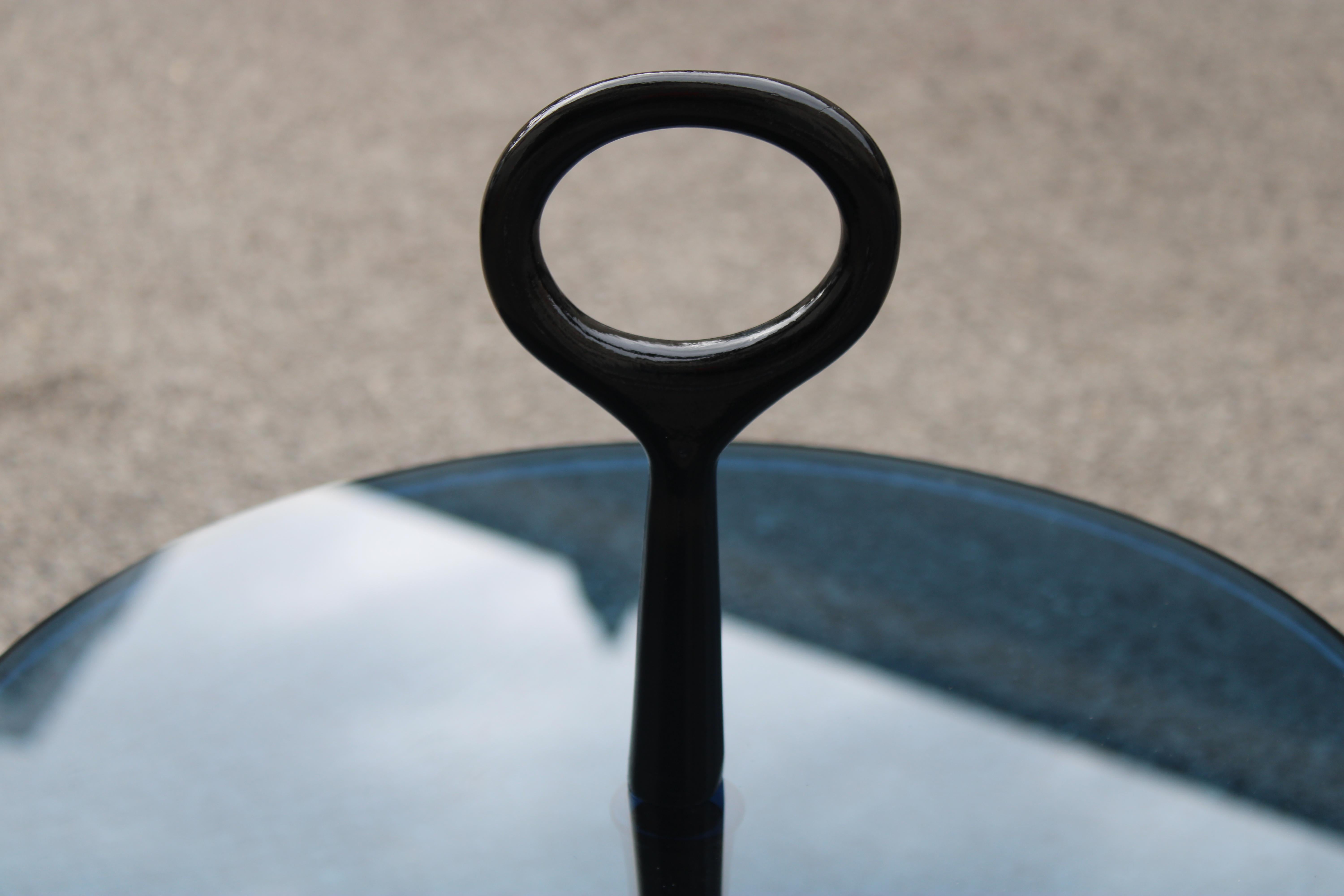 Coppia di Tavolini Rotondi Cesare Lacca 1950 in legno e cristallo Blu en vente 2