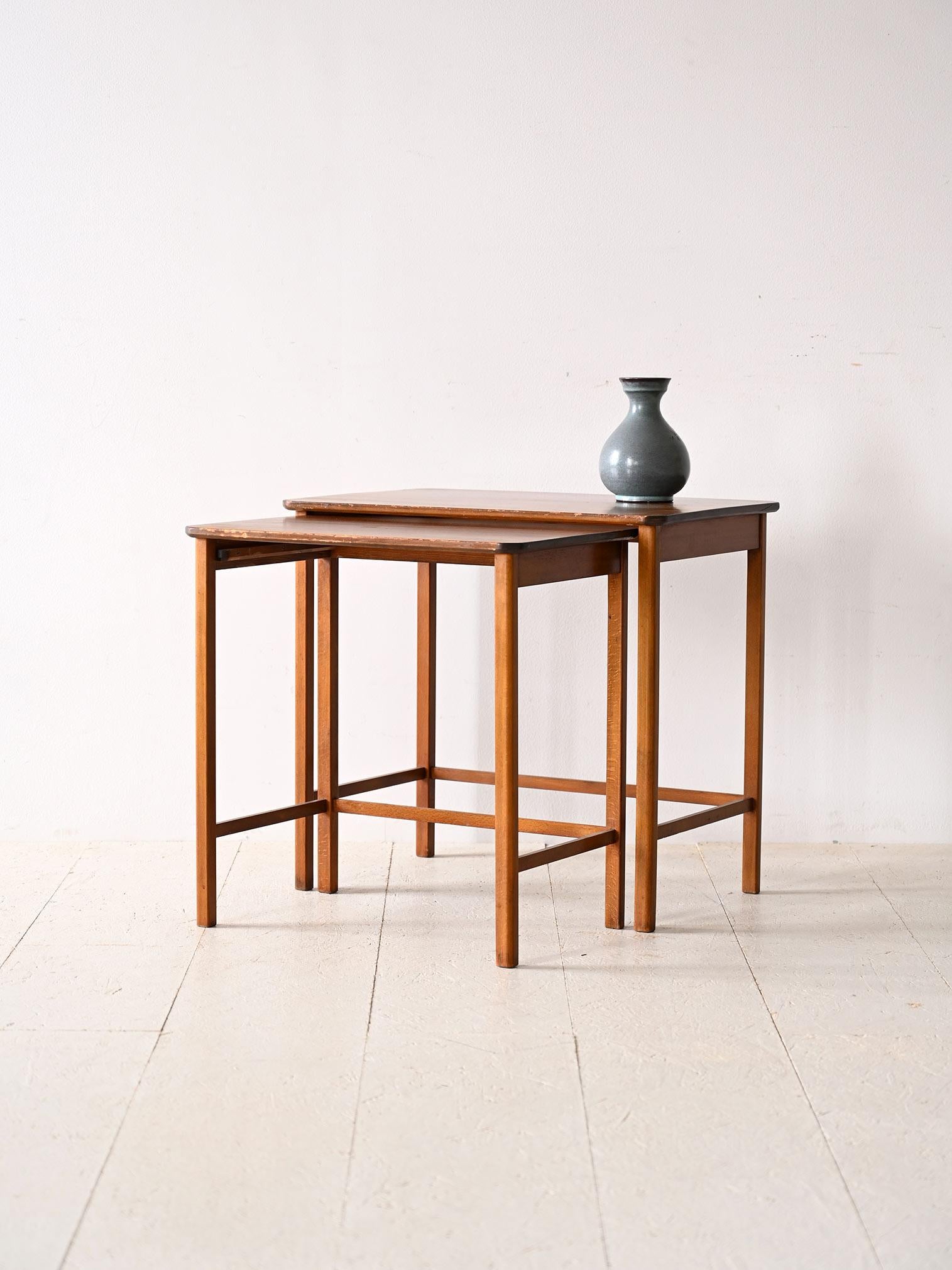 Ensemble de deux tables gigognes des années 1960.

Ces deux petites tables sont idéales pour ceux qui disposent de peu d'espace à la maison mais qui ne veulent pas renoncer à un plateau pratique et agréable à l'œil.
Il se compose d'un simple plateau