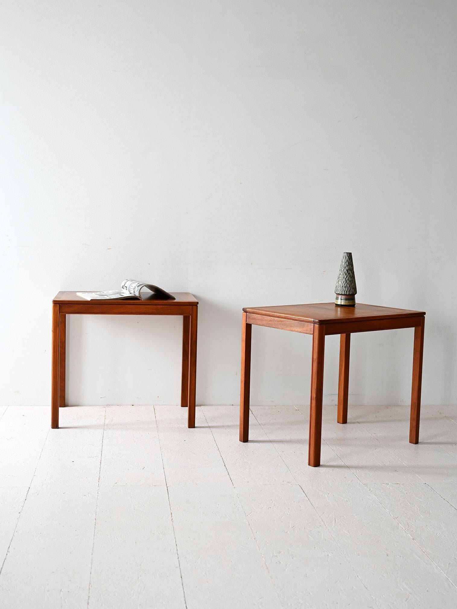 Tavolini di design svedese anni '50-'60, realizzati in teak e firmati Kaskad, opera dei designer Engström & Myrstrand.

Questa coppia di tavolini vintage è stata prodotta da Kaskad e disegnata da Engström & Myrstrand tra gli anni '50 e '60. Sono