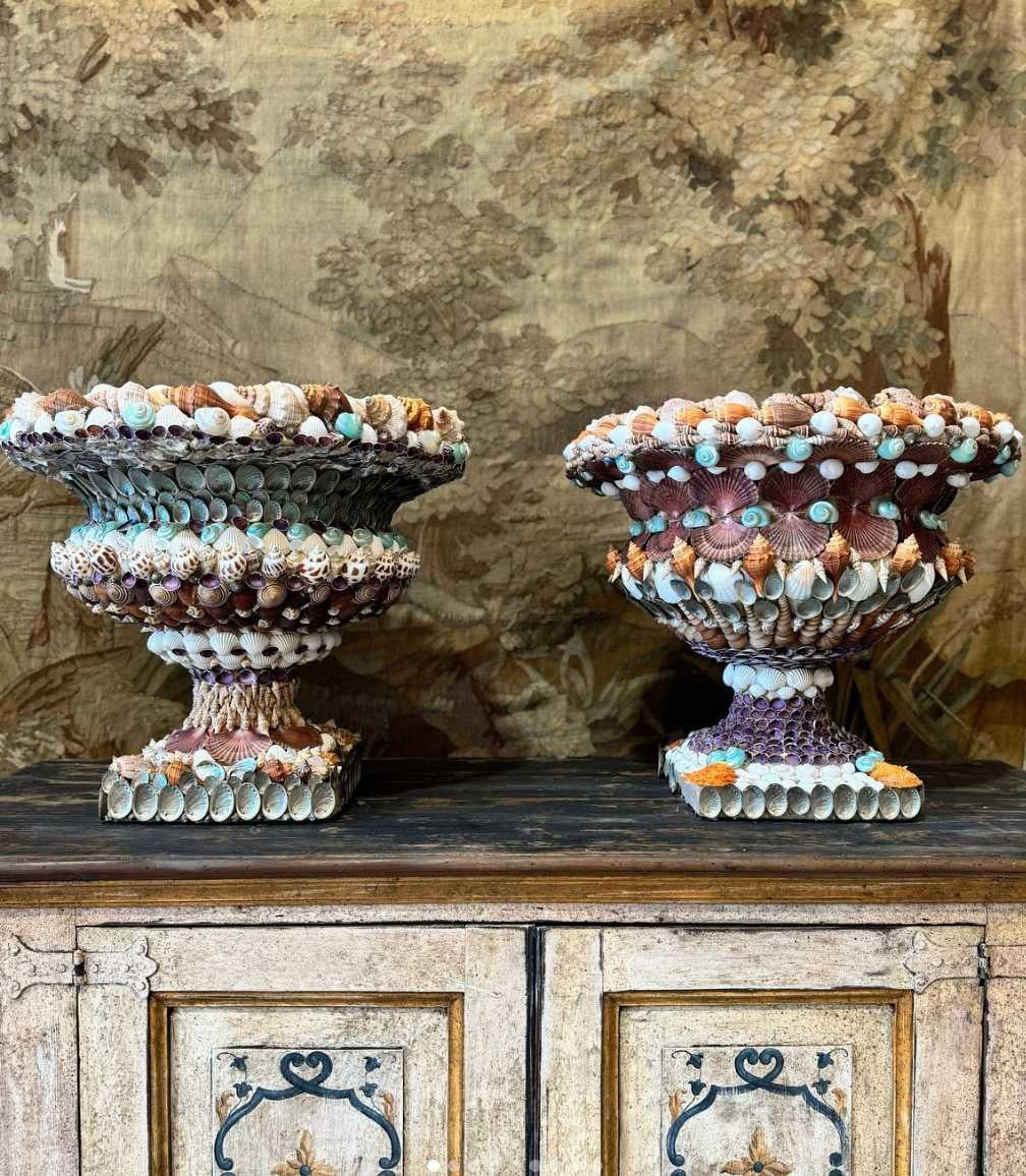 Splendida coppia di grandi urne in resina interamente ricoperte di conchiglie naturali. Decorazione interamente realizzata a mano nel nostro laboratorio in Toscana.
La coppia è caratterizzata dalla scelta di colori vivaci ed intensi.
La lavorazione