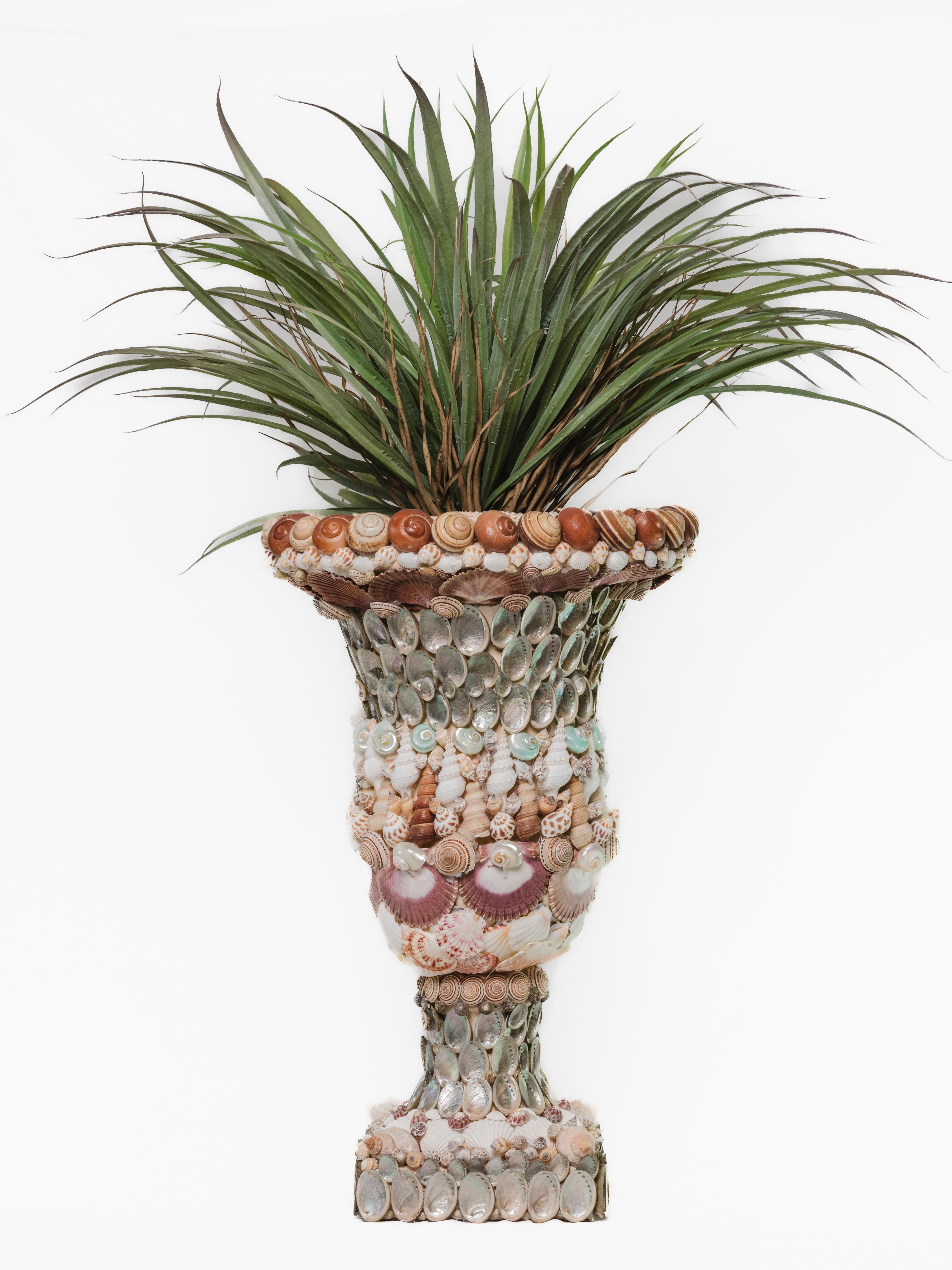 Splendida coppia di eleganti urne in resina interamente ricoperte di conchiglie naturali. Decorazione interamente realizzata a mano nel nostro laboratorio in Toscana.
La coppia è caratterizzata dalla scelta di colori vivaci ed intensi.
La