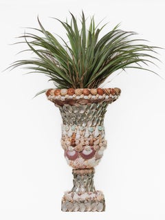 Paire d'urnes décorées à la main avec des coquillages