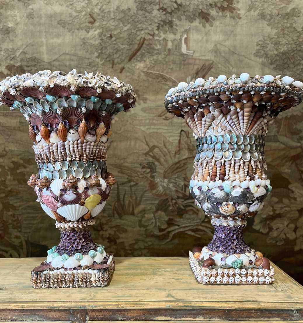 Splendida coppia di grandi urne in resina interamente ricoperte di conchiglie naturali. Decorazione interamente realizzata a mano nel nostro laboratorio in Toscana.
La coppia è caratterizzata dalla scelta di colori vivaci ed intensi.
La lavorazione
