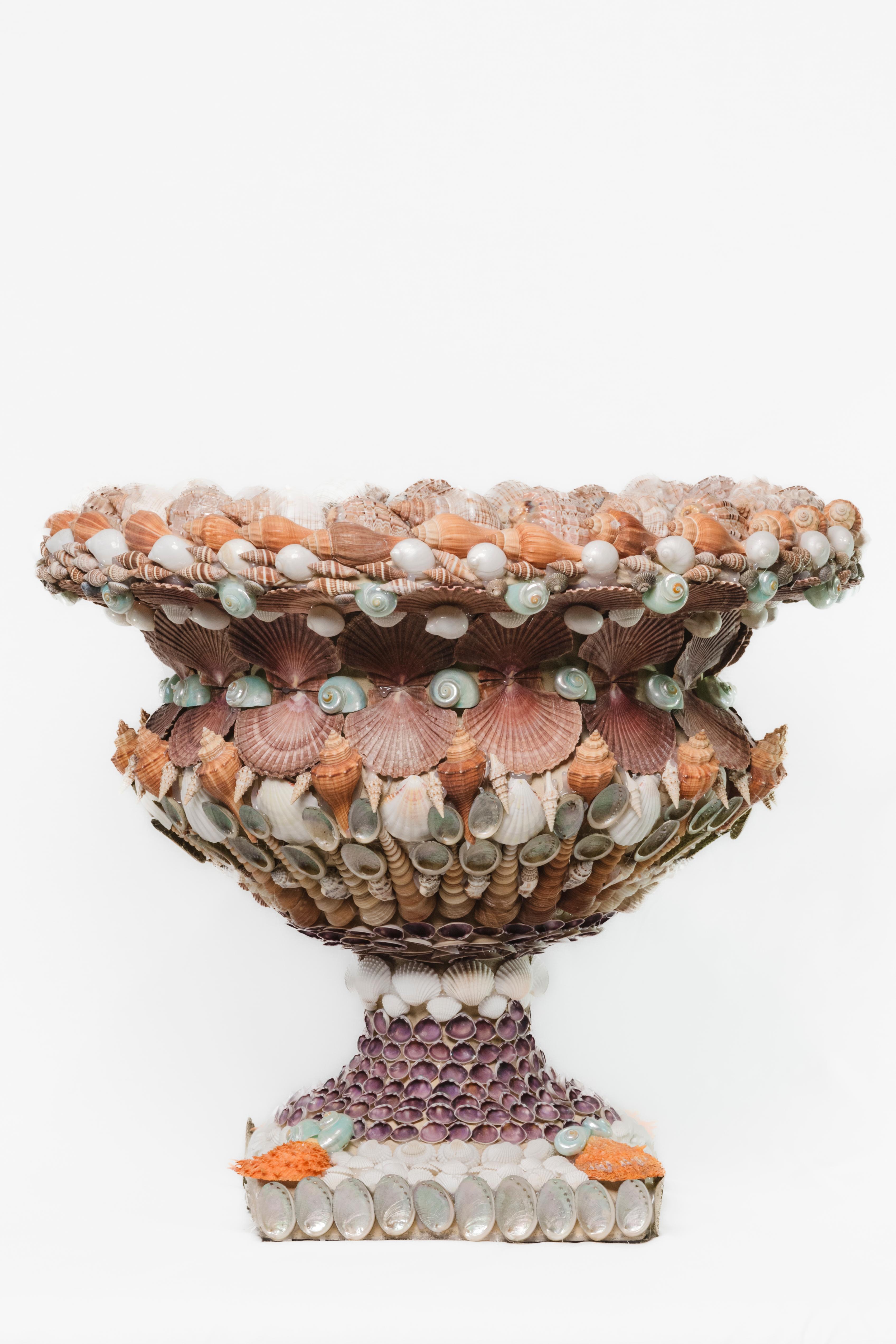 Italian Coppia di urne decorate a mano con conchiglie in vendita