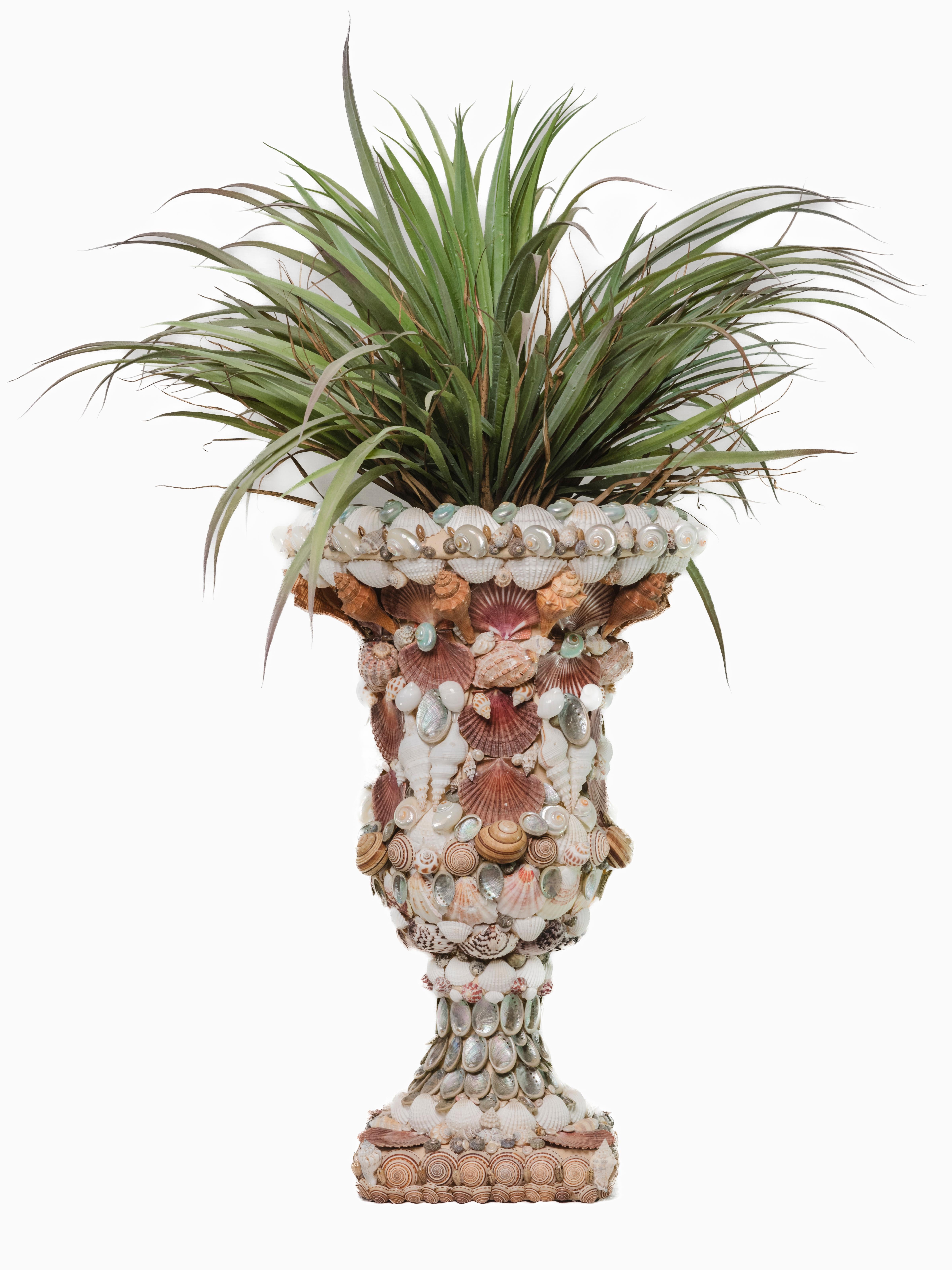 Italian Coppia di urne decorate a mano con conchiglie in vendita