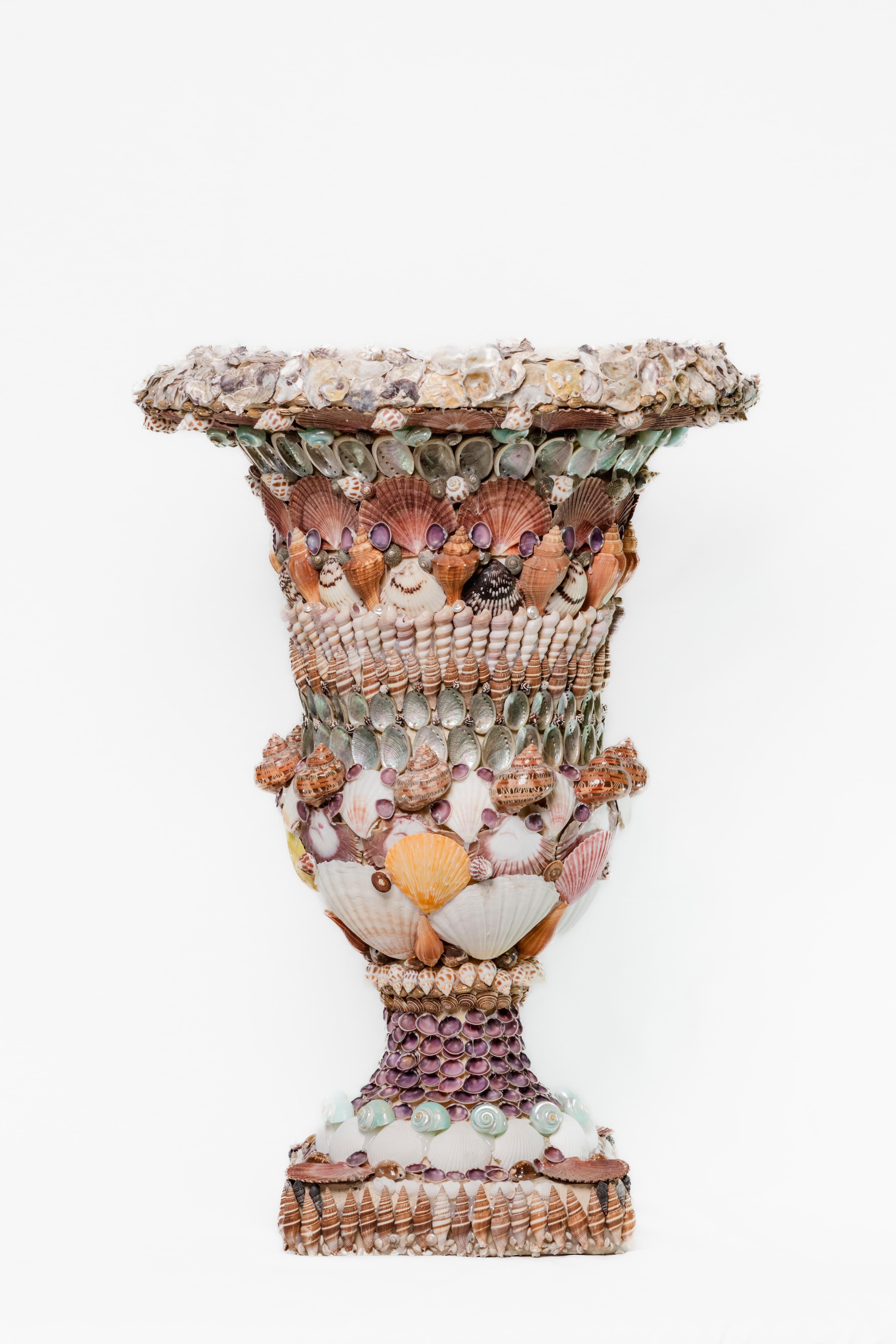 Fatto a mano Coppia di urne decorate a mano con conchiglie in vendita