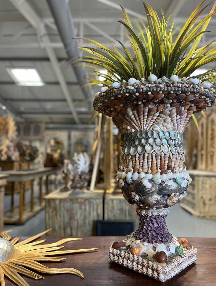 Italian Coppia di urne decorate a mano con conchiglie in vendita