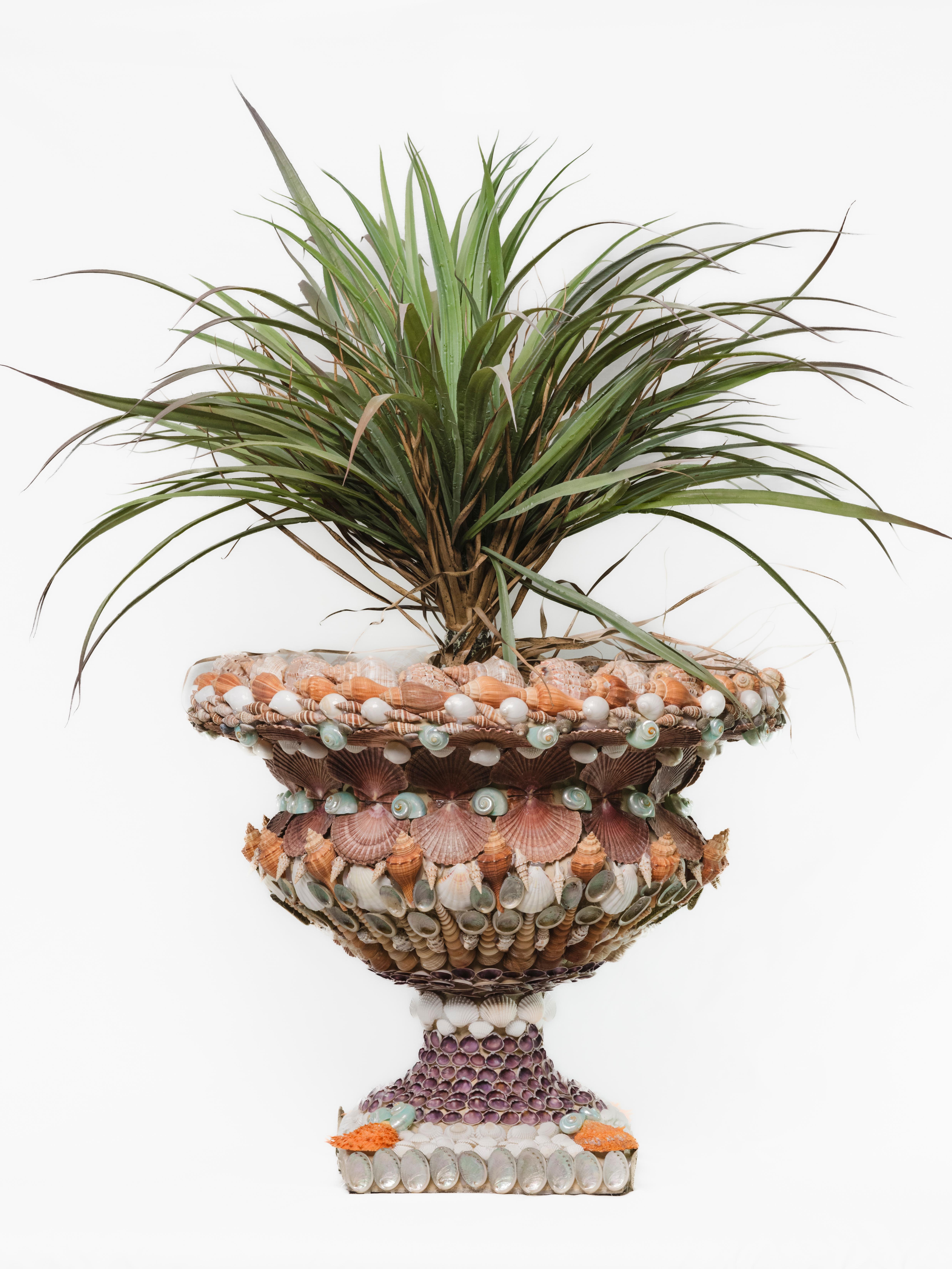 Fatto a mano Coppia di urne decorate a mano con conchiglie in vendita