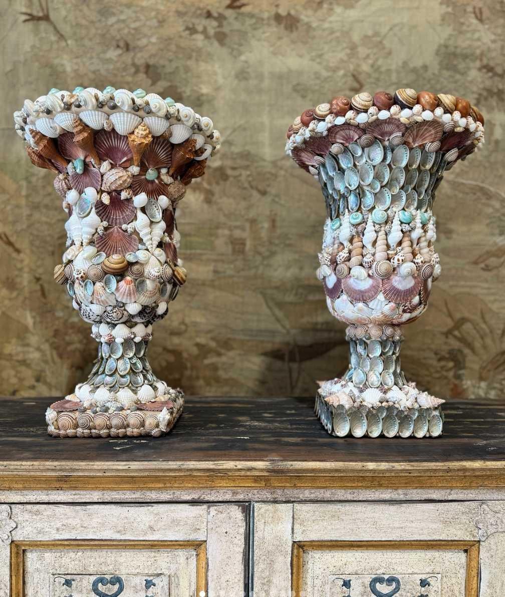Fatto a mano Coppia di urne decorate a mano con conchiglie in vendita