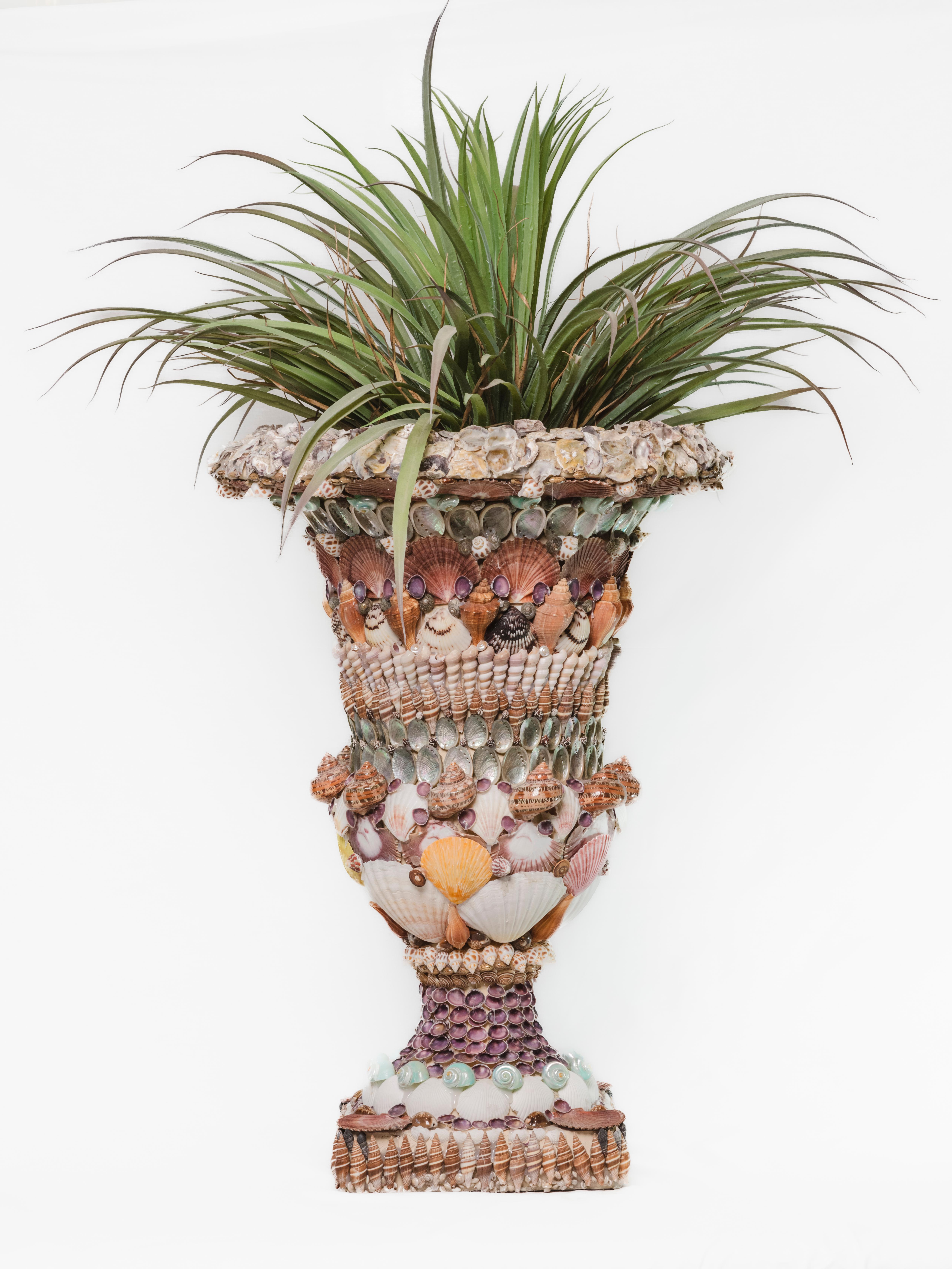 Coppia di urne decorate a mano con conchiglie In condizioni Nuovo in vendita a Livorno, IT