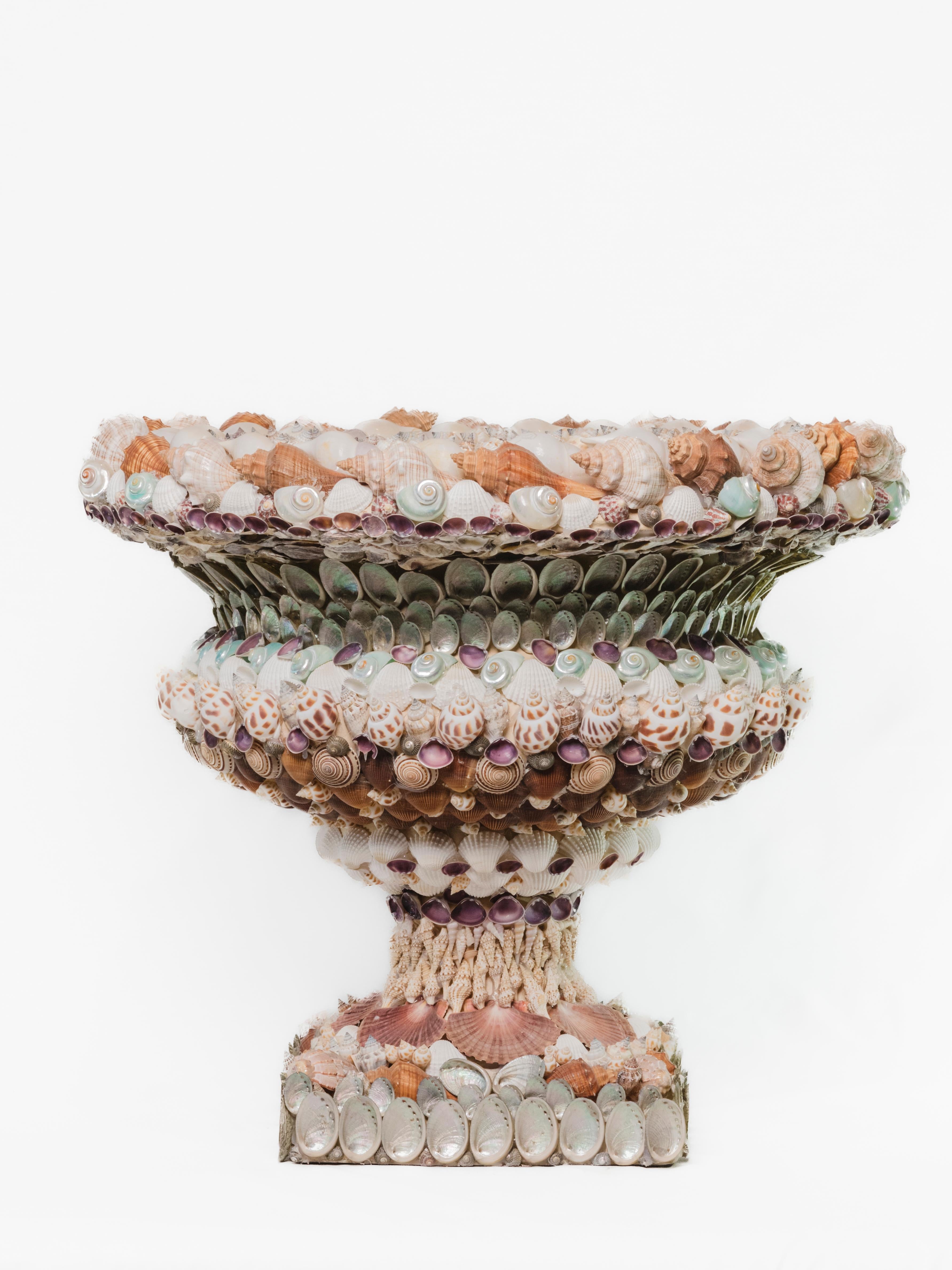 Coppia di urne decorate a mano con conchiglie In condizioni Nuovo in vendita a Livorno, IT