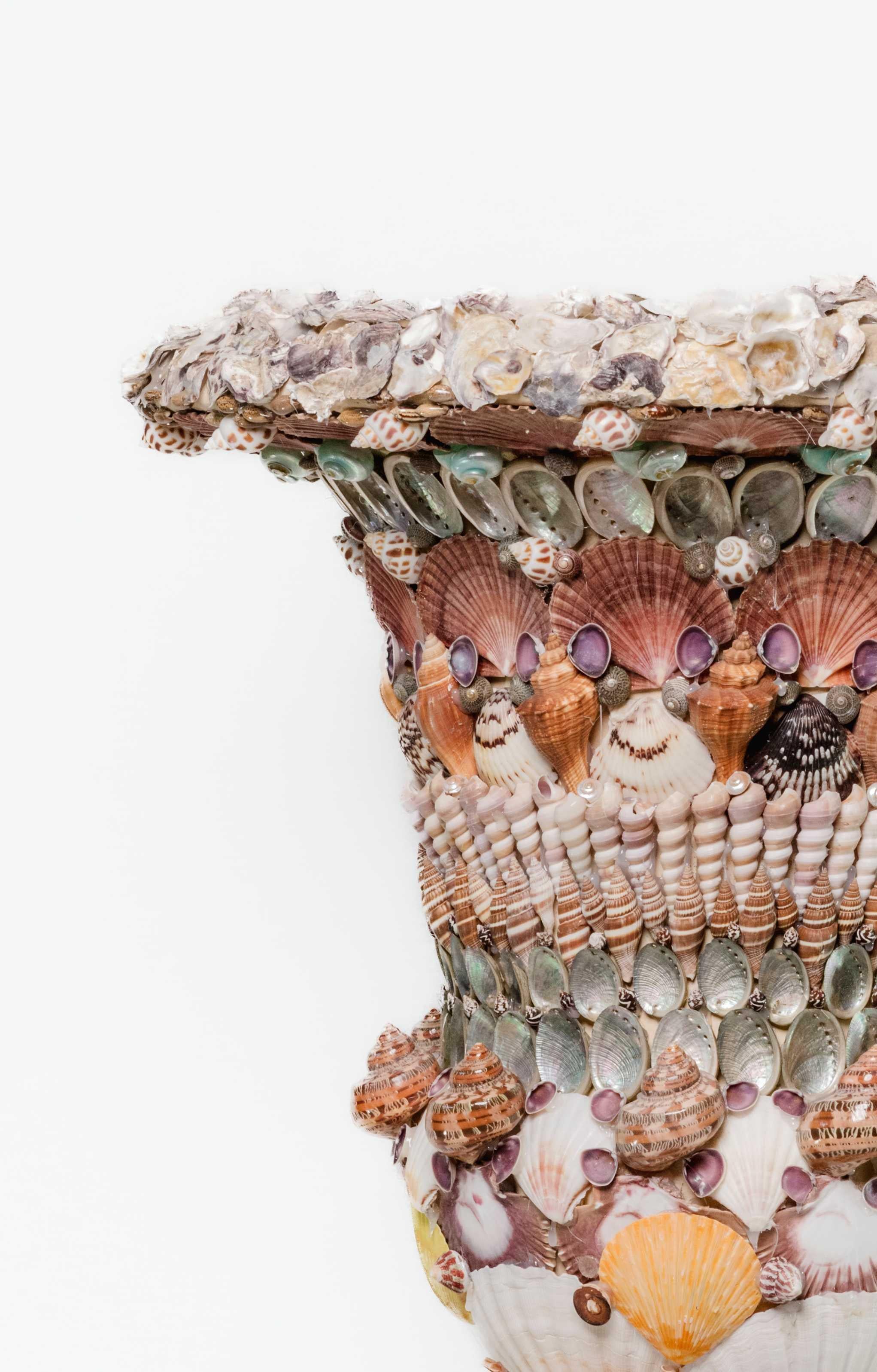 Coppia di urne decorate a mano con conchiglie In condizioni Nuovo in vendita a Livorno, IT