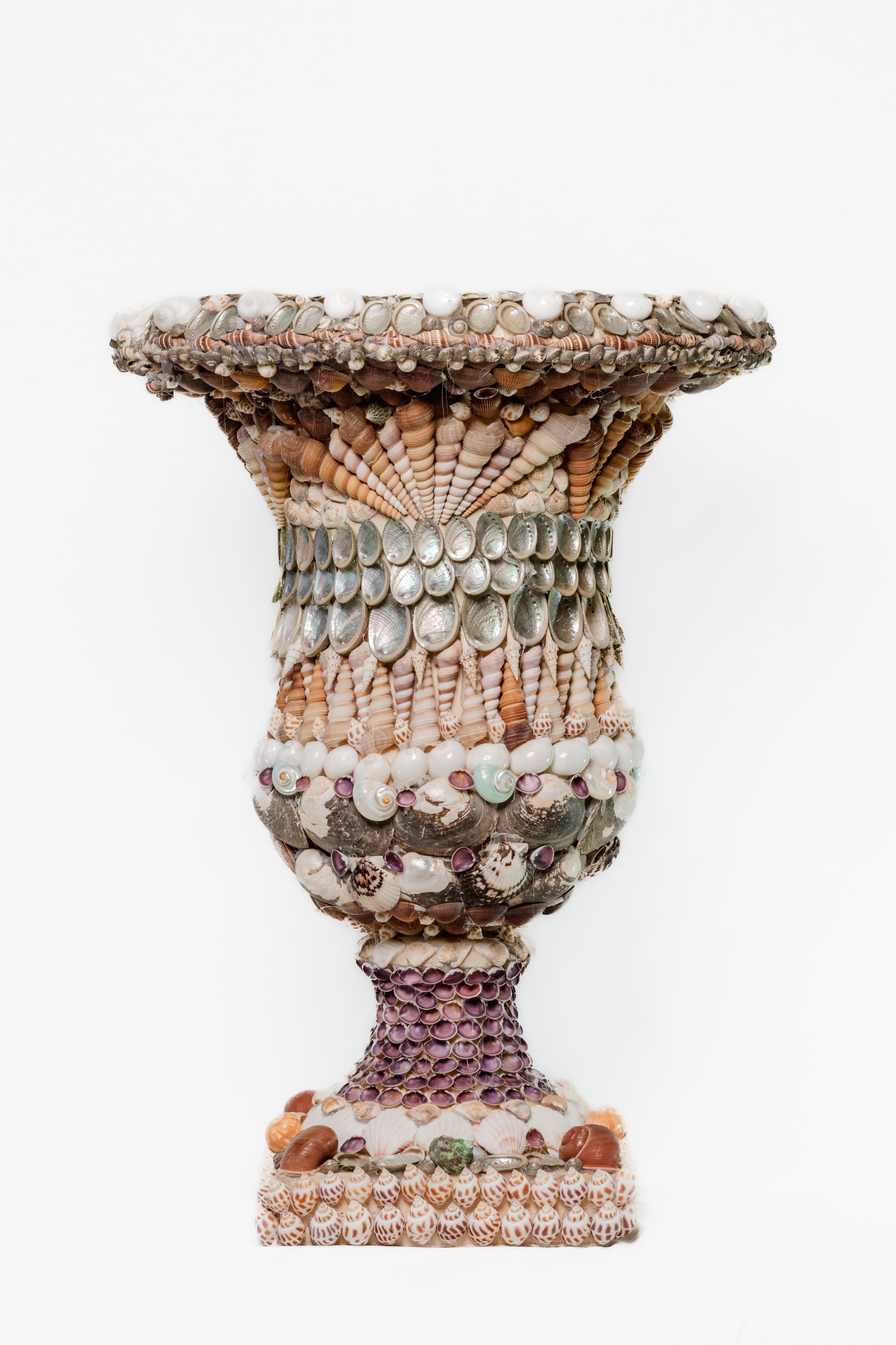 Periodo contemporaneo Coppia di urne decorate a mano con conchiglie in vendita