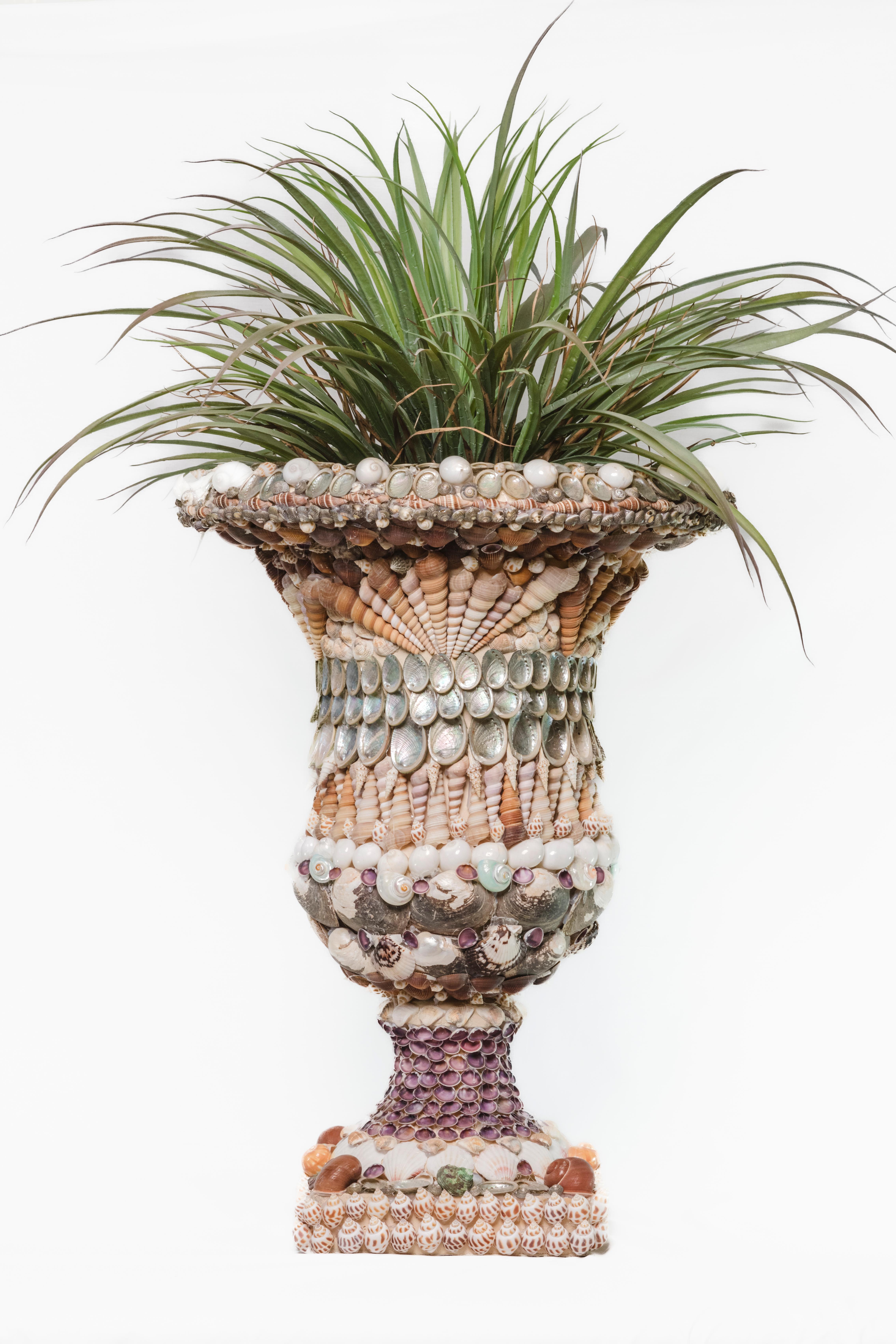 Conchiglia Coppia di urne decorate a mano con conchiglie in vendita