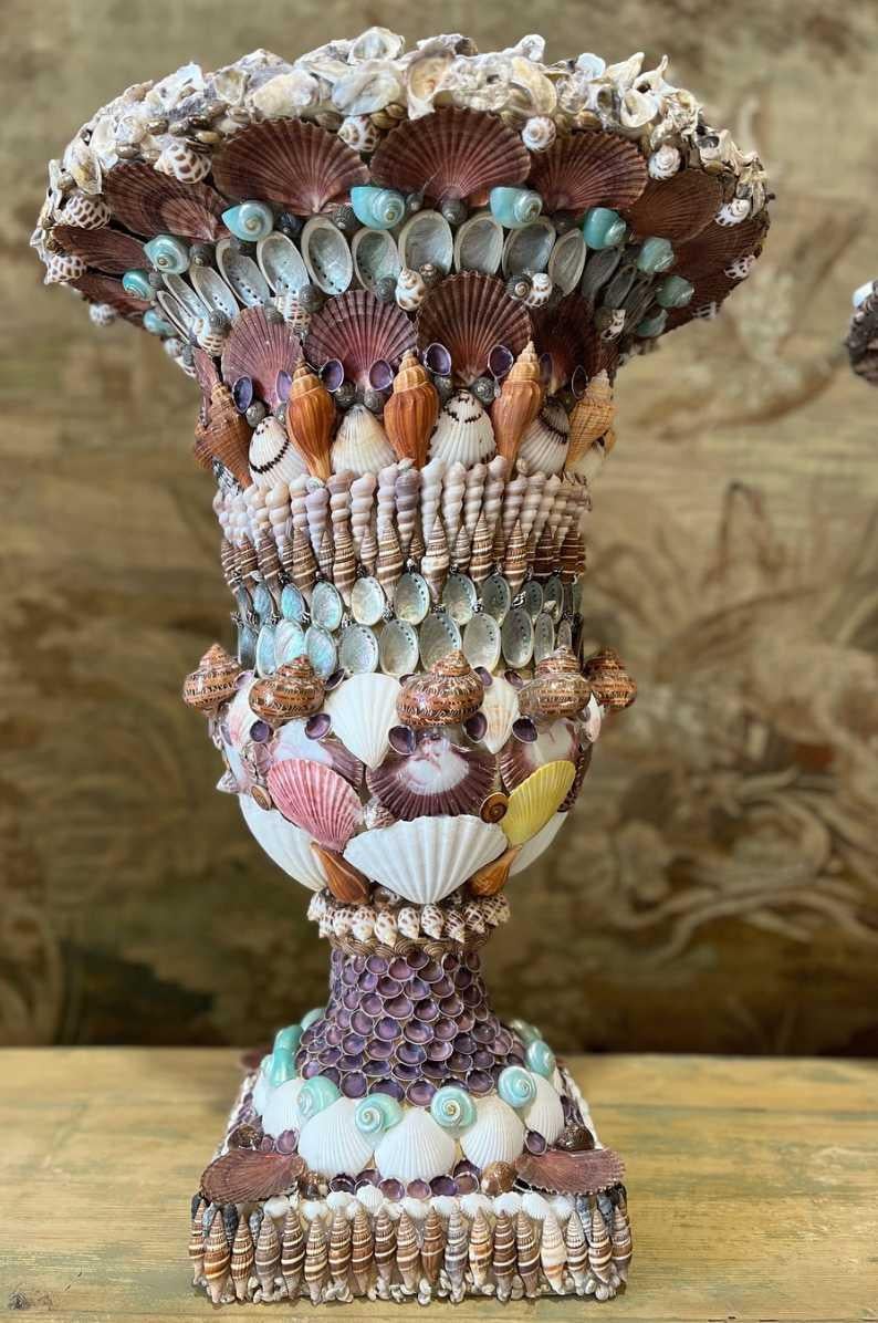 Coppia di urne decorate a mano con conchiglie in vendita 1