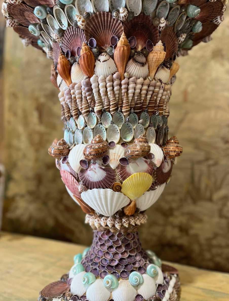 Coppia di urne decorate a mano con conchiglie in vendita 2