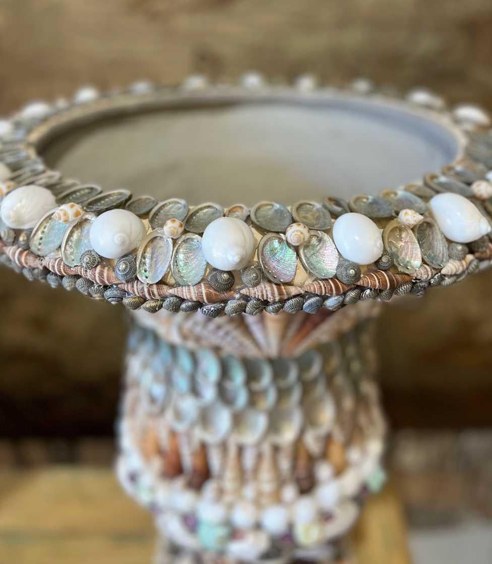 Coppia di urne decorate a mano con conchiglie in vendita 3