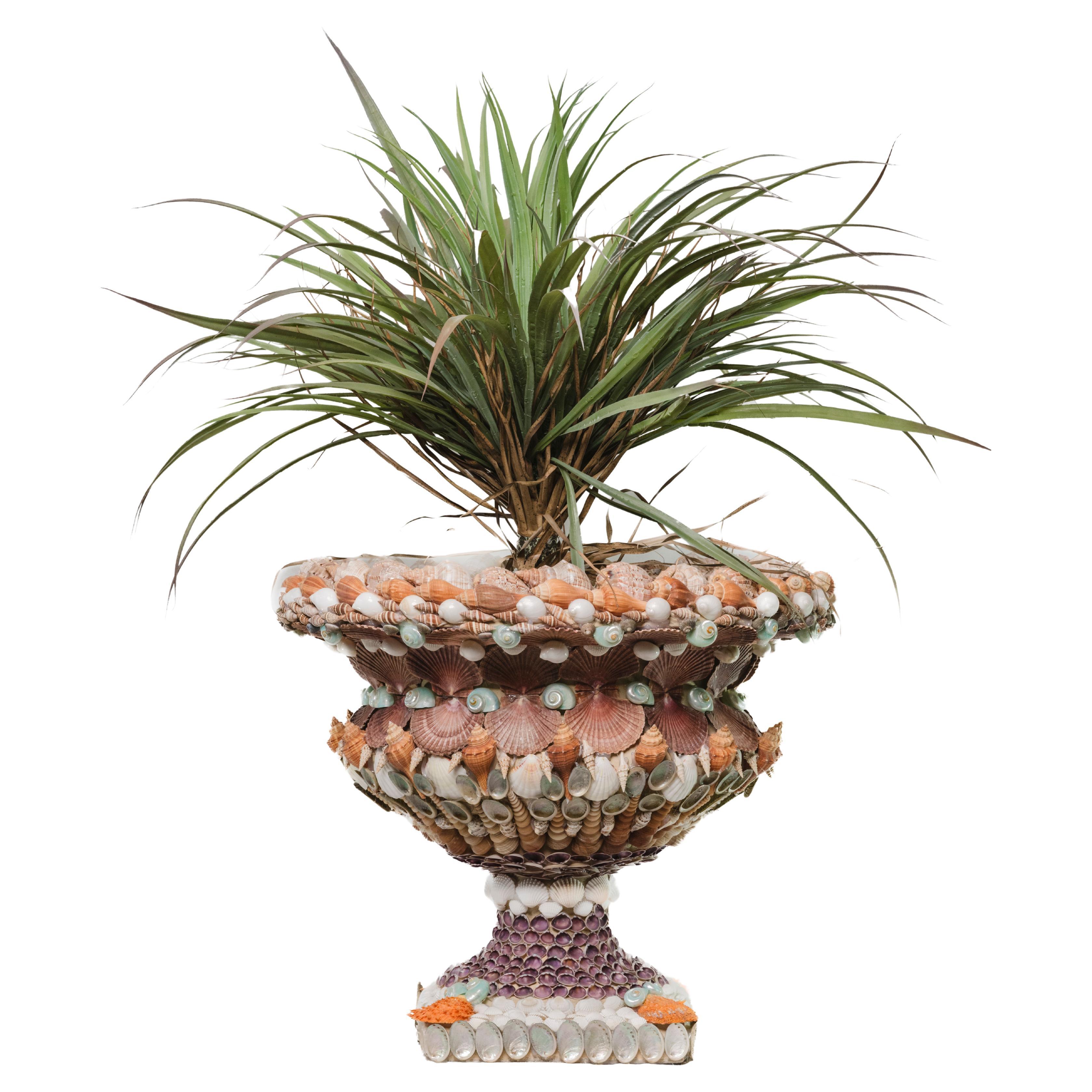 Coppia di urne decorate a mano con conchiglie