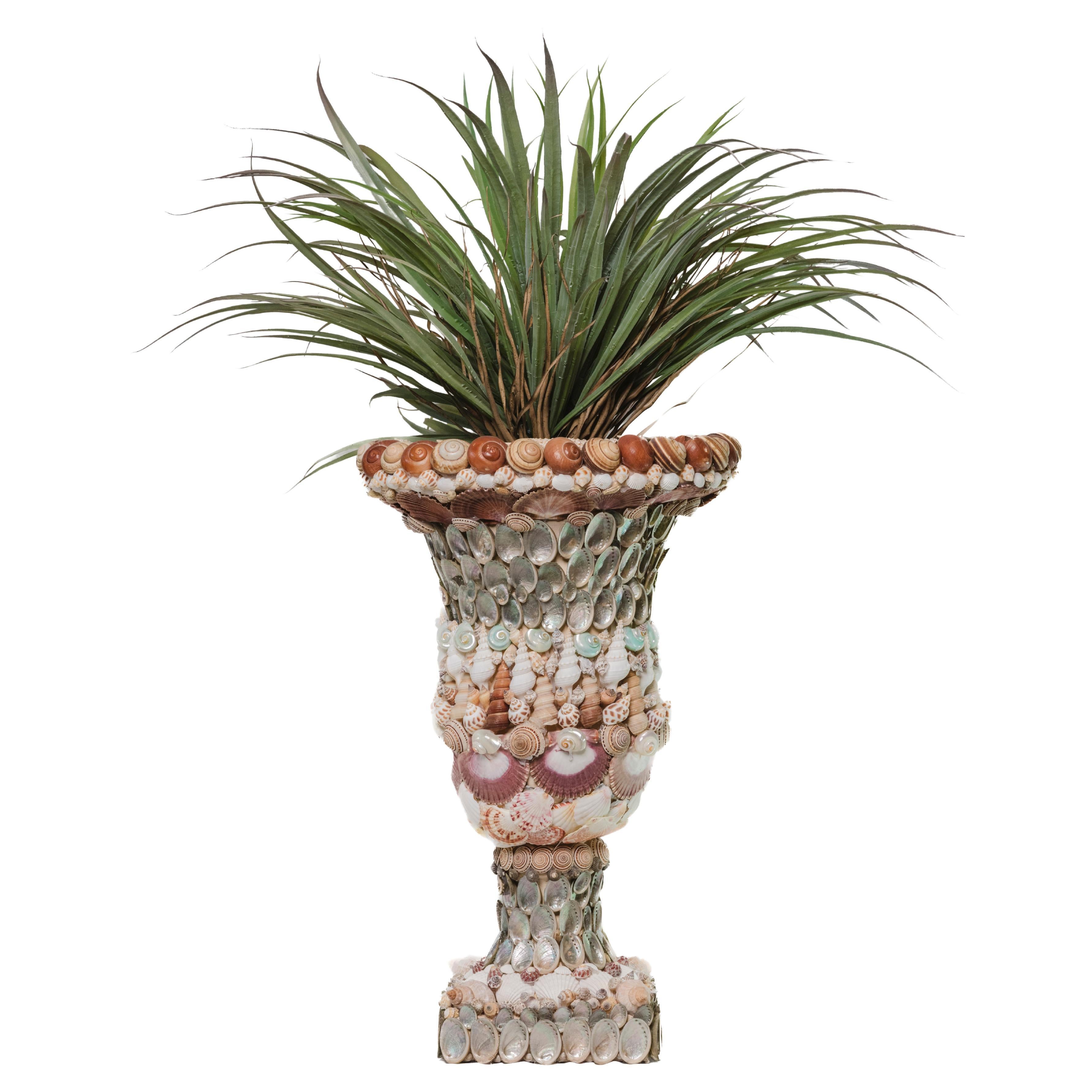 Coppia di urne decorate a mano con conchiglie