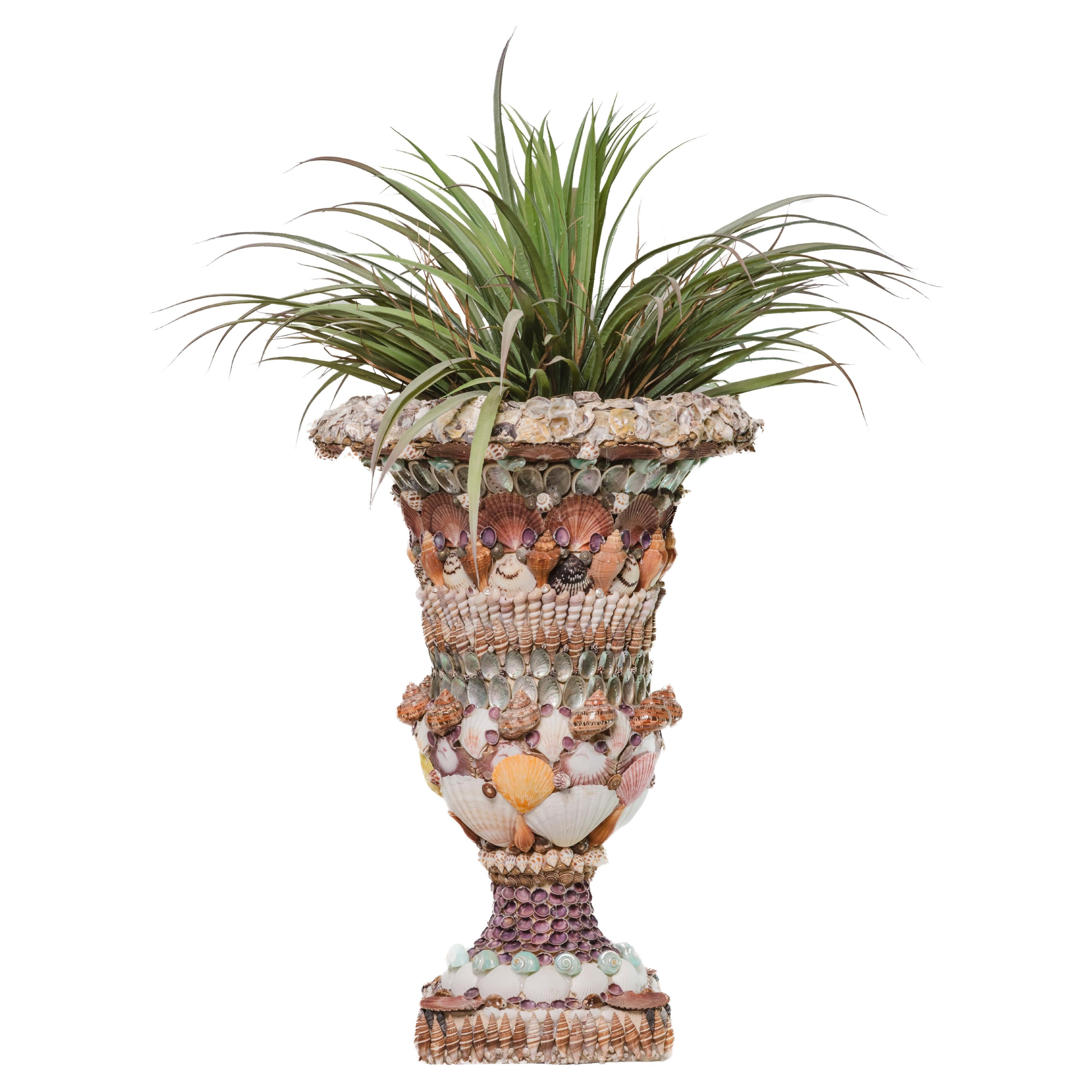 Coppia di urne decorate a mano con conchiglie in vendita