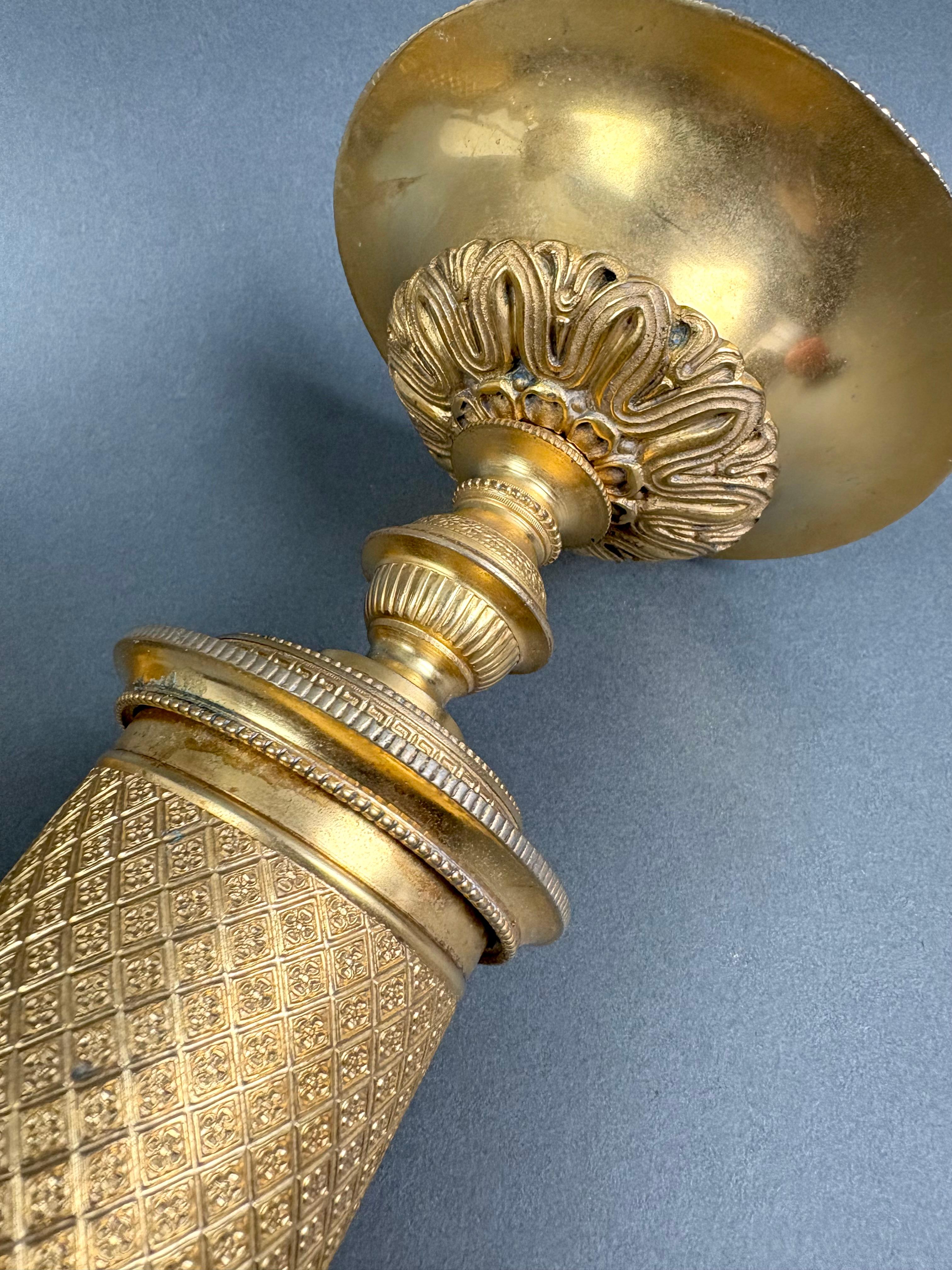 Paire de coupes françaises en bronze doré d'époque Empire en vente 3