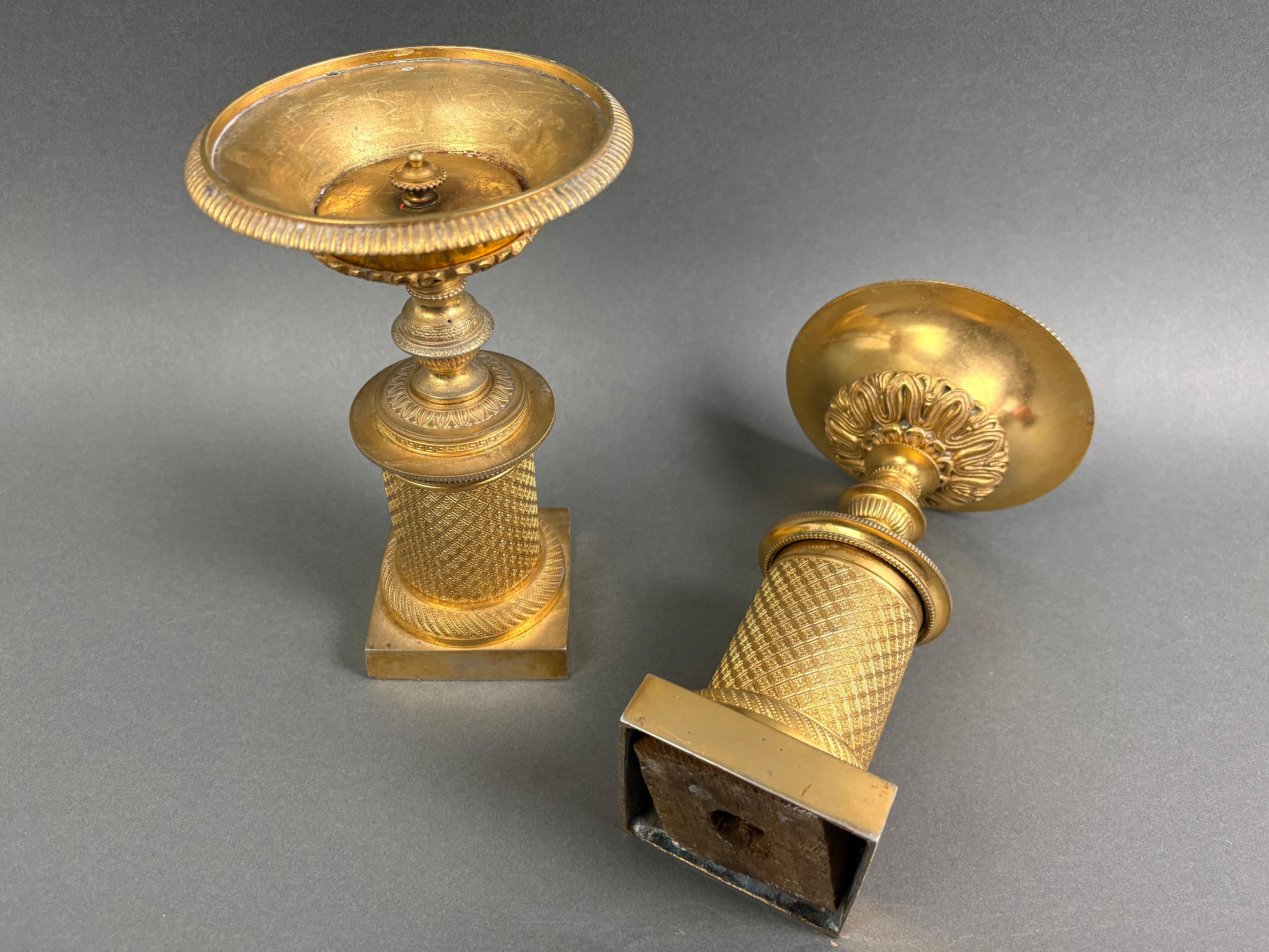 Paire de coupes françaises en bronze doré d'époque Empire en vente 6