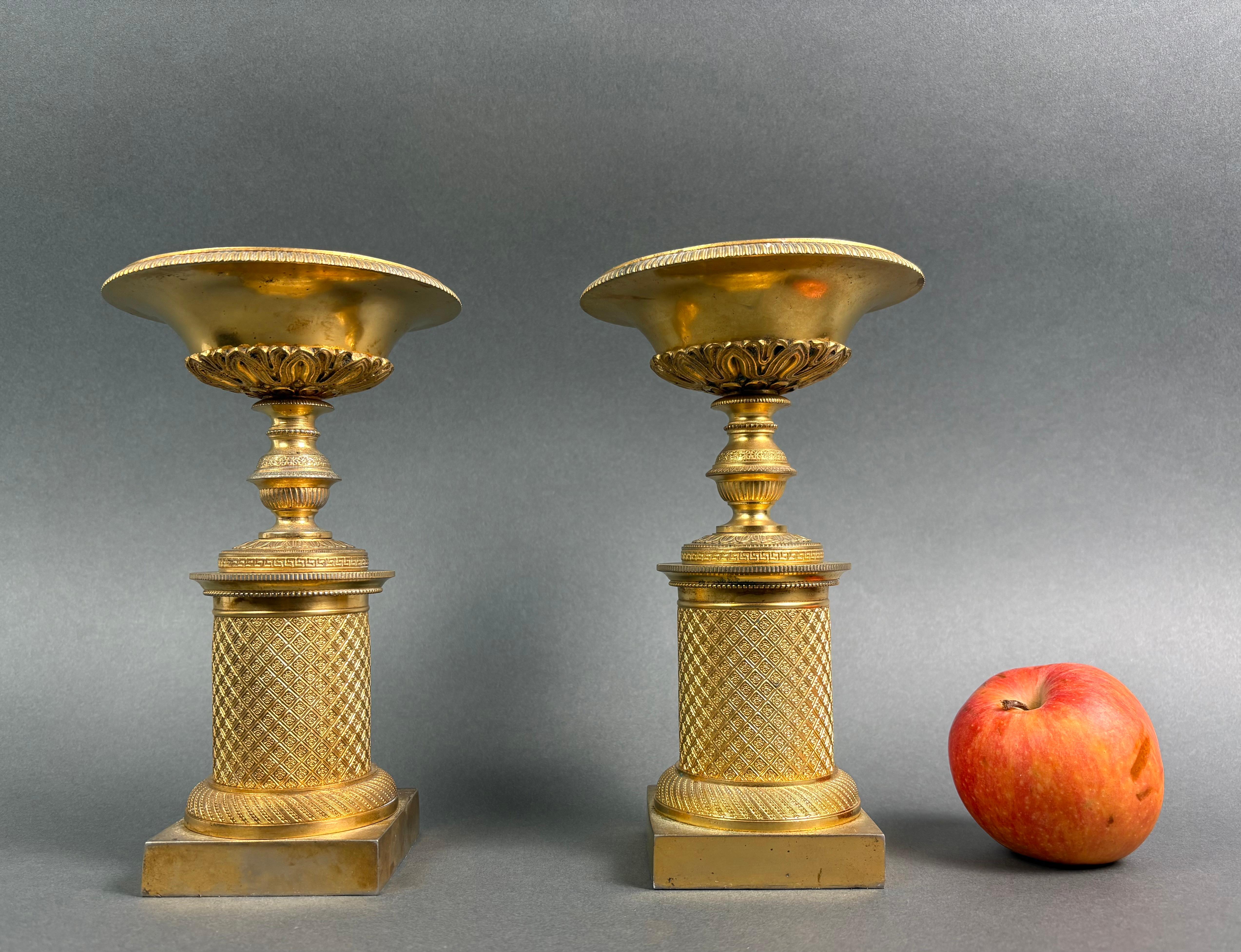 French Paire de coupes françaises en bronze doré d'époque Empire en vente