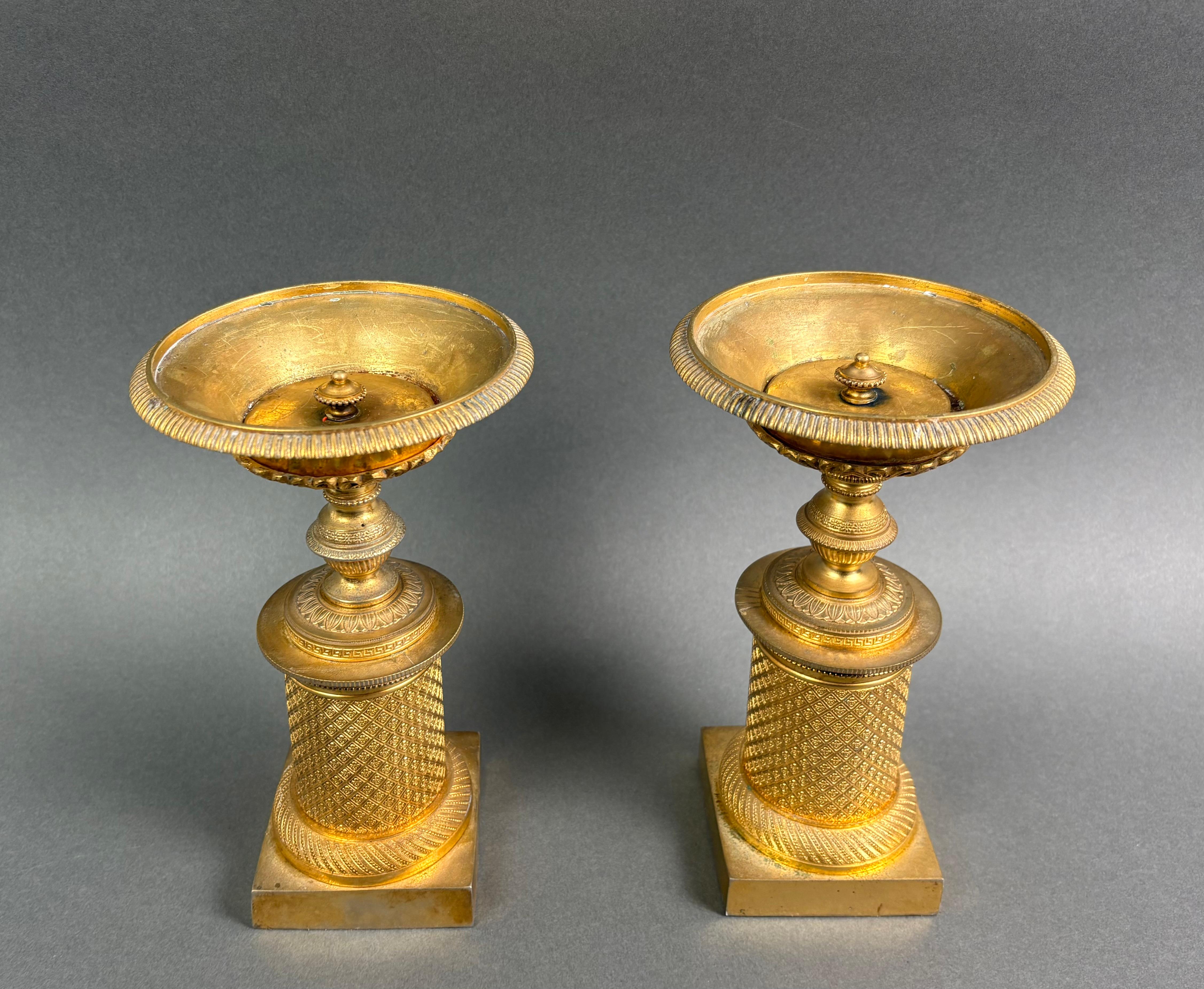 Doré Paire de coupes françaises en bronze doré d'époque Empire en vente