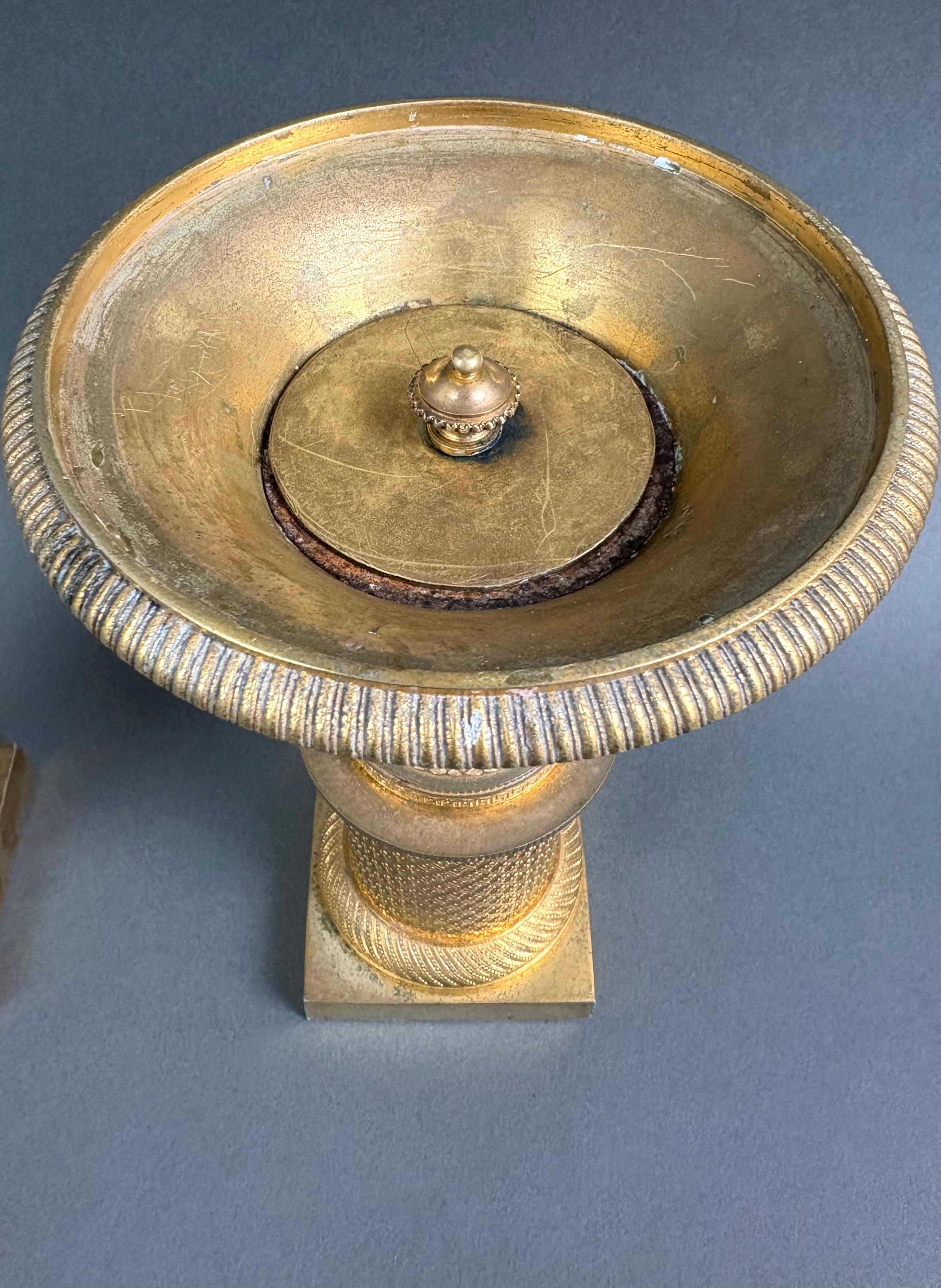 Bronze Paire de coupes françaises en bronze doré d'époque Empire en vente