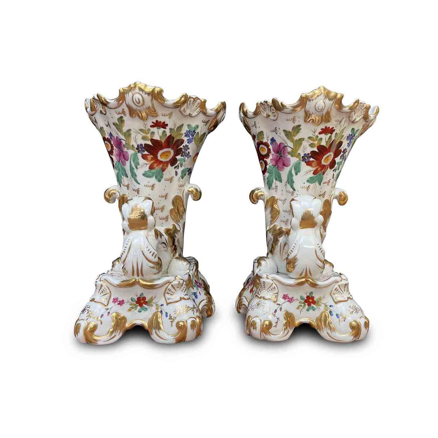 Paar Cornucopia-Vasen aus französischem Porzellan Ende 1800, elegantes Paar Tulpenvasen aus dem späten 19. Jahrhundert, im Neo-Rocaille-Stil, mit origineller Cornucopia-Form, reich verziert mit polychromen Blumenmotiven, lebhafte Kompositionen von
