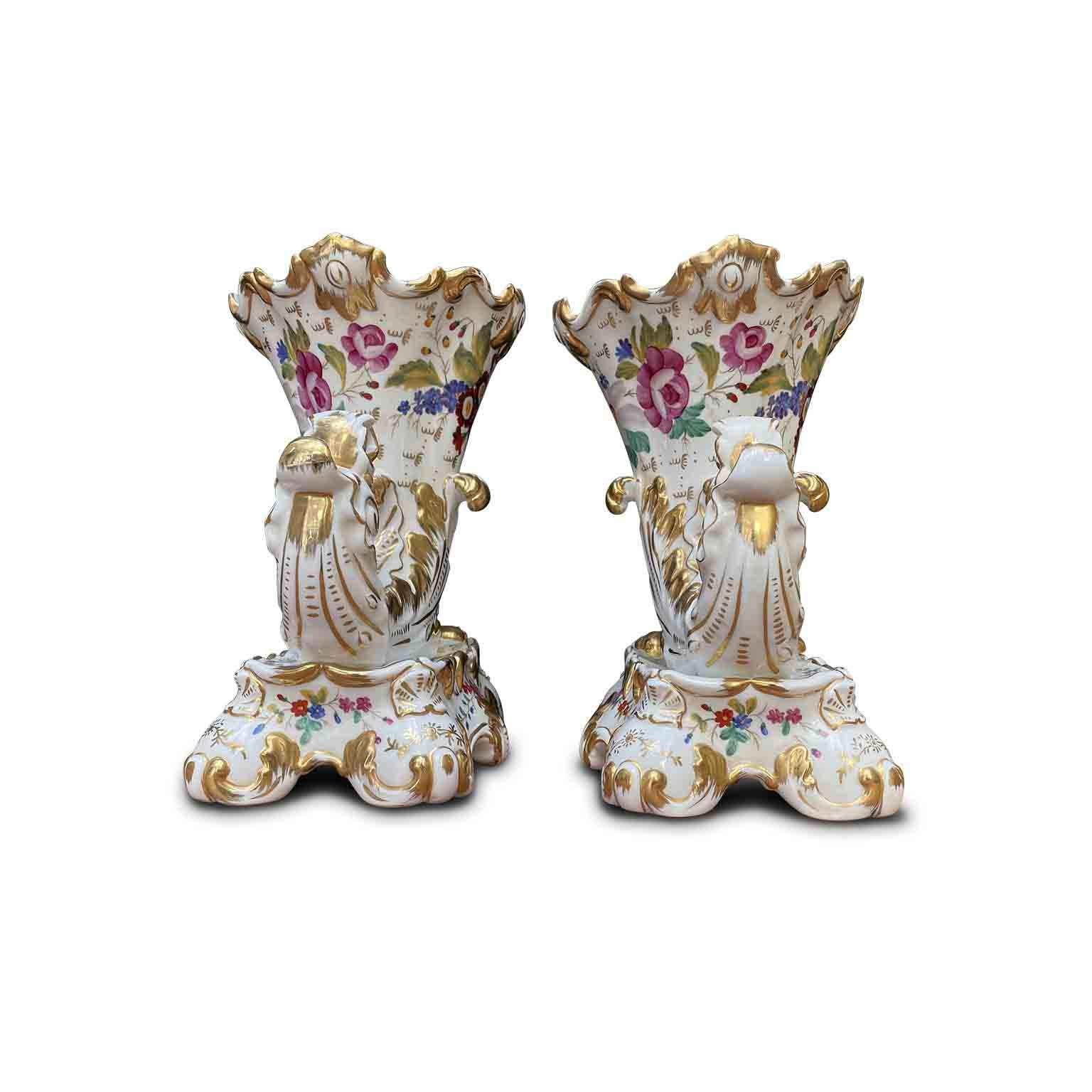 Paar französische Porzellanvasen mit Füllhorn 1800 Neorocaille Tulpenvasen (Neurokoko) im Angebot