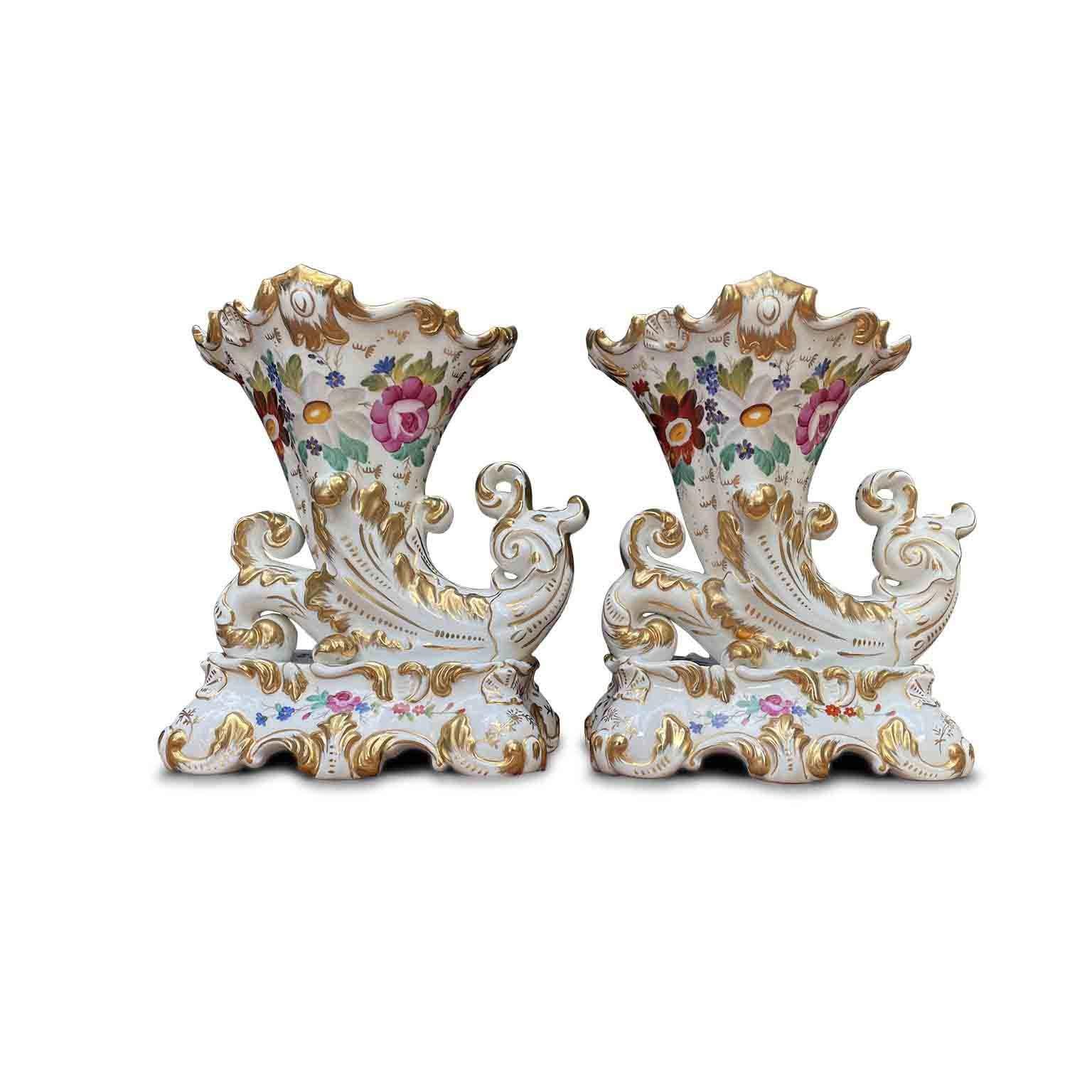 Paar französische Porzellanvasen mit Füllhorn 1800 Neorocaille Tulpenvasen (French) im Angebot